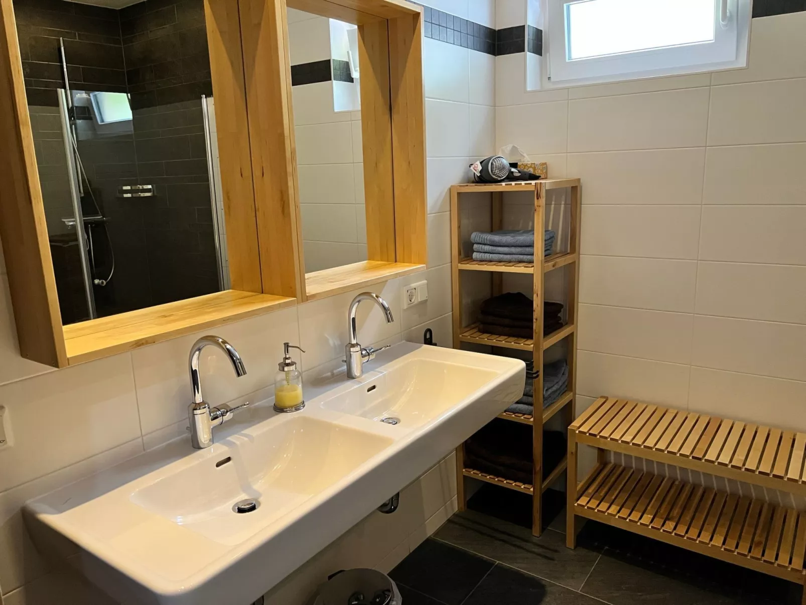 Freistehendes Ferienhaus mit Blick auf den See-Image-tags.info