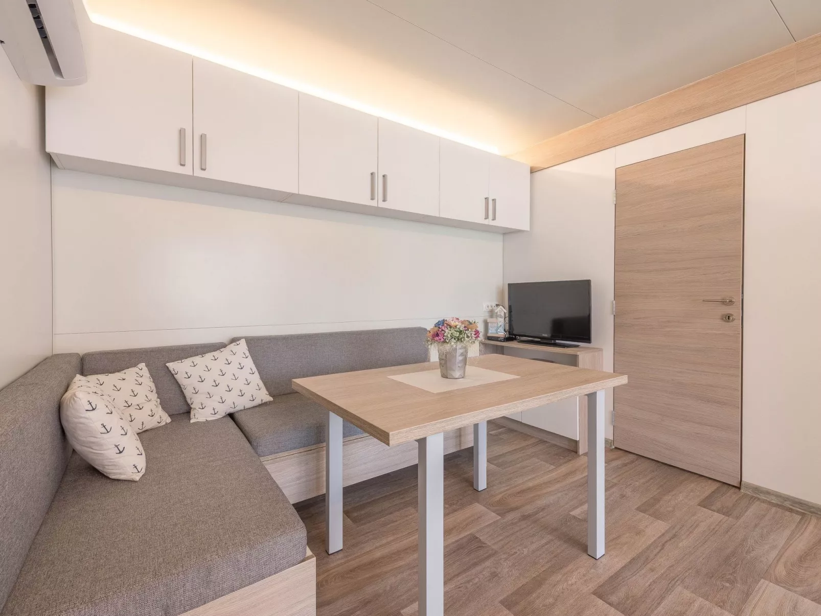 MH Summer Home-Binnen