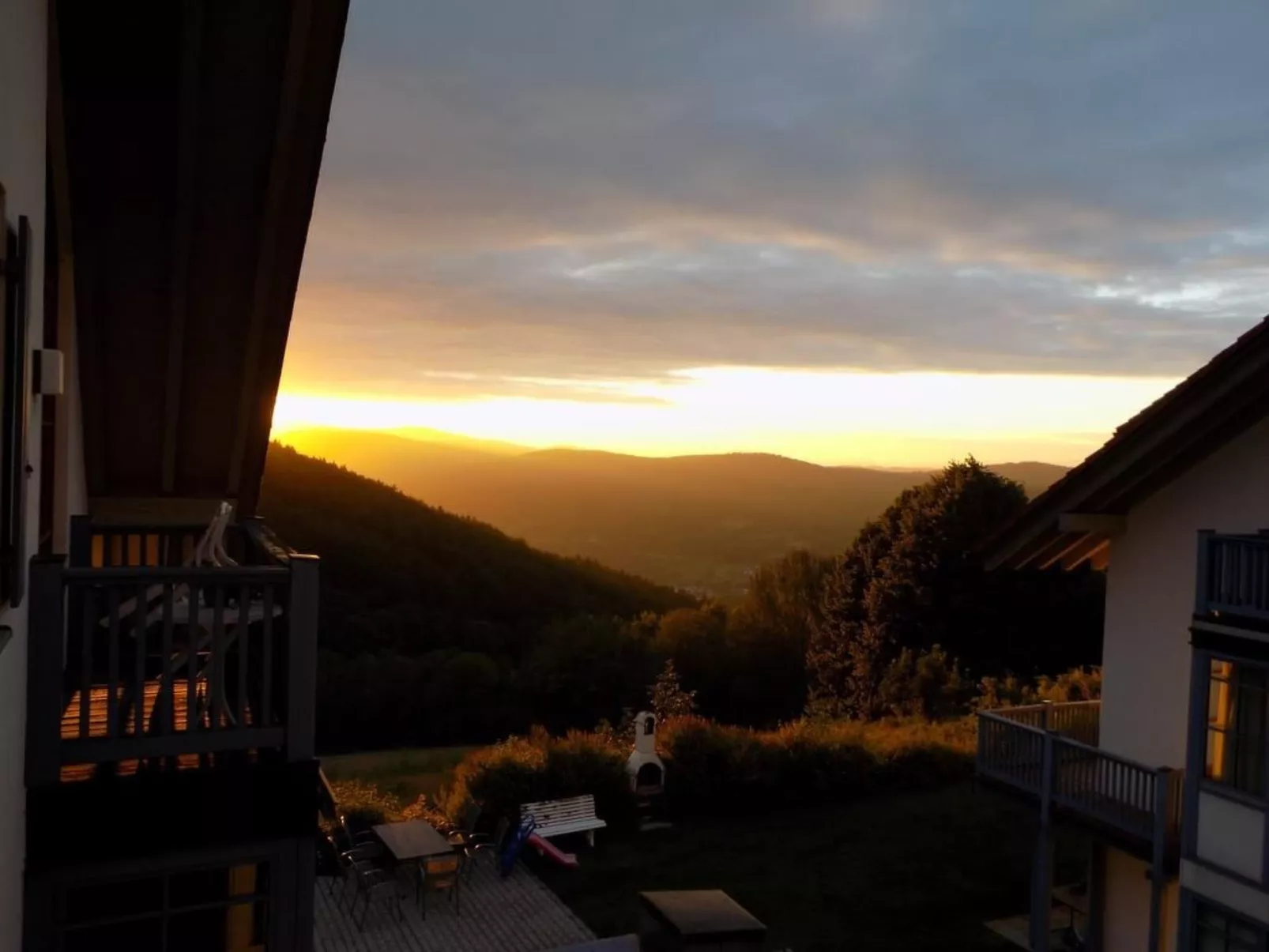 Mit Balkon und Bergblick-Buiten