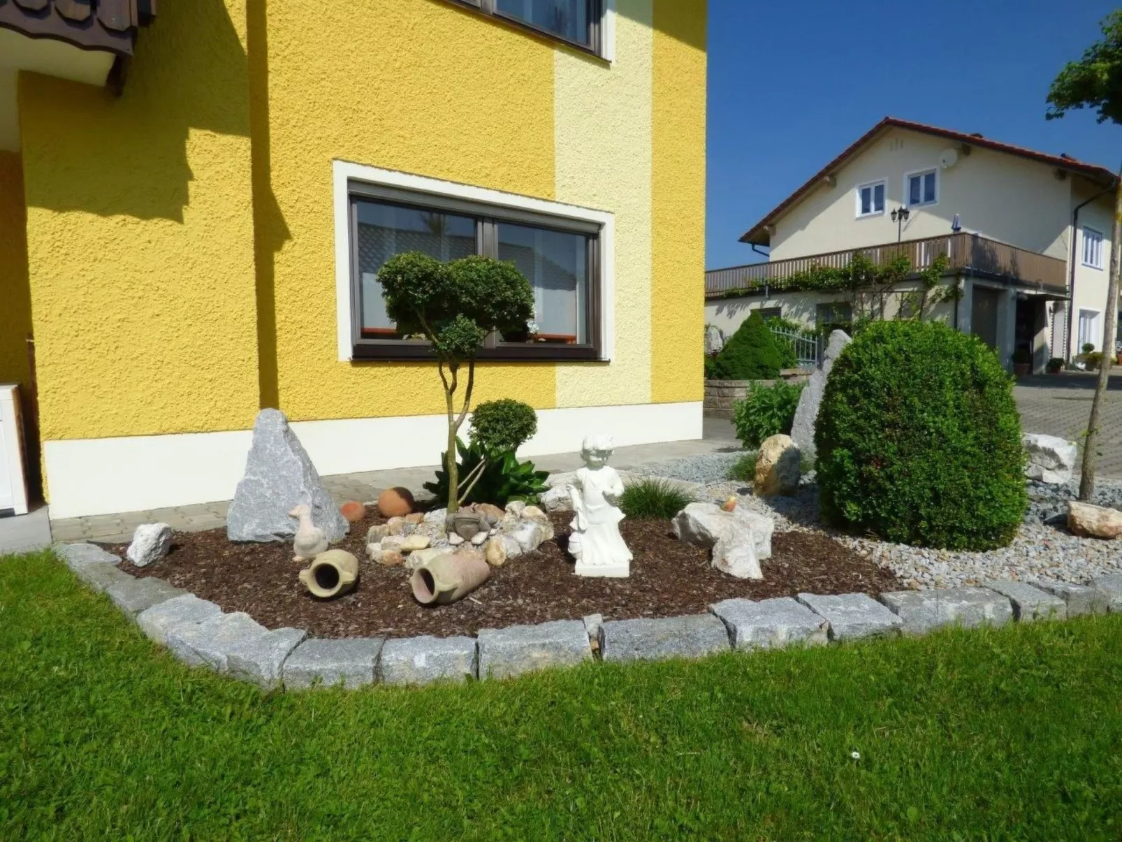 Komfortable Ferienwohnung mit Garten und Grill-Buiten