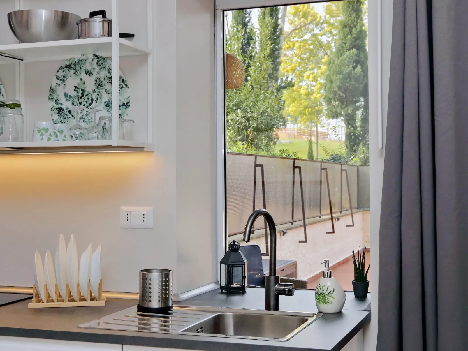 Rome Aurelia Terrace close to St Peter's Square Free Parking and Pool-Binnen