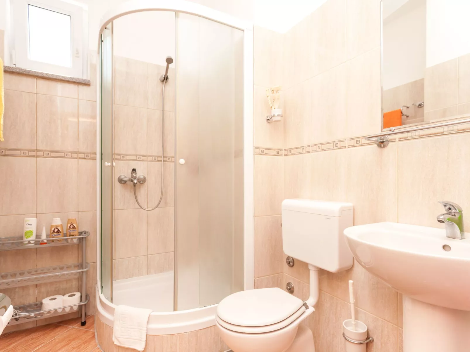 Wohnung im zweiten Stock mit Balkonen-Binnen