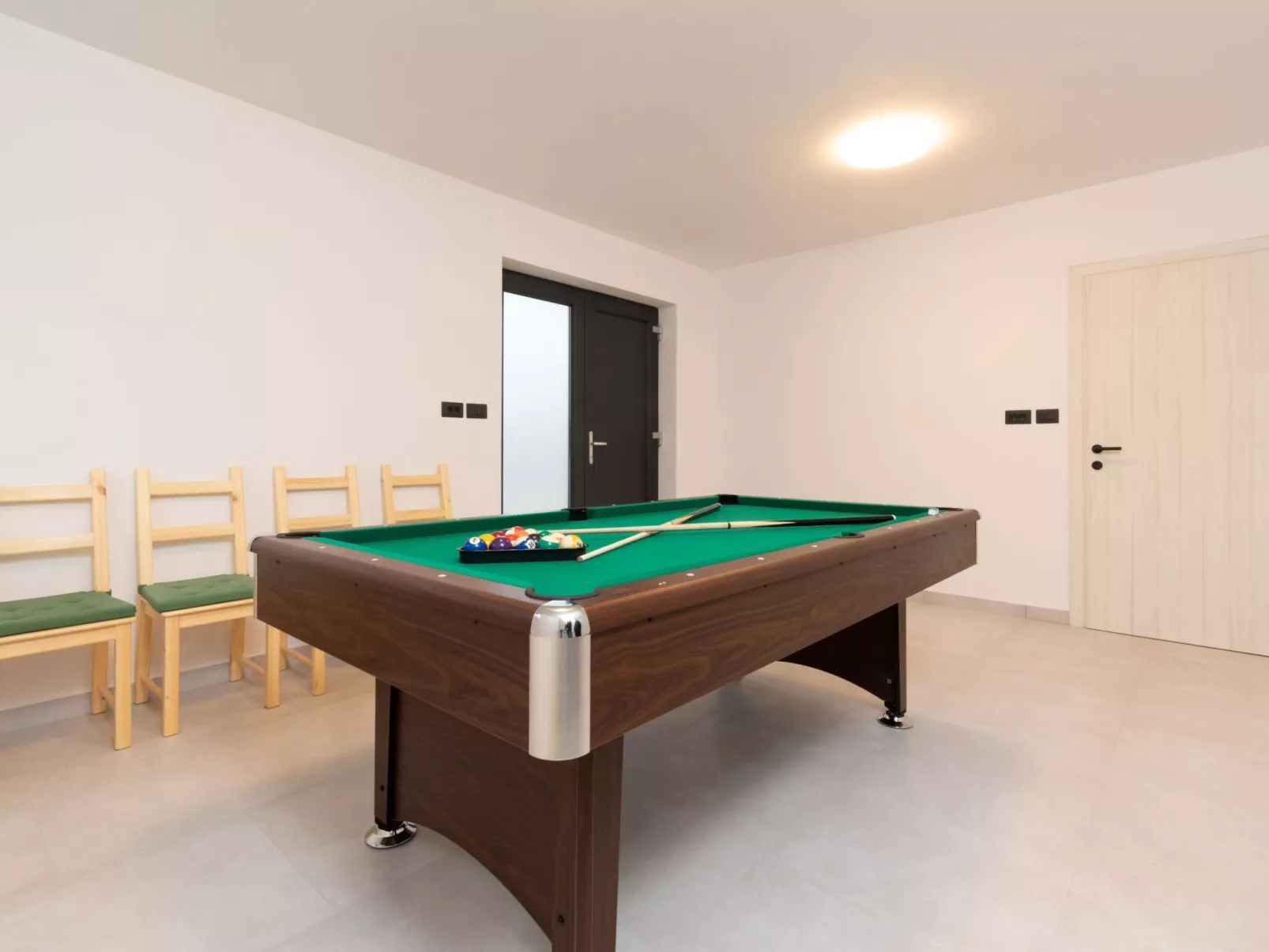 Modern 300m² Villa - King Beds and Leisure Zone-Binnen