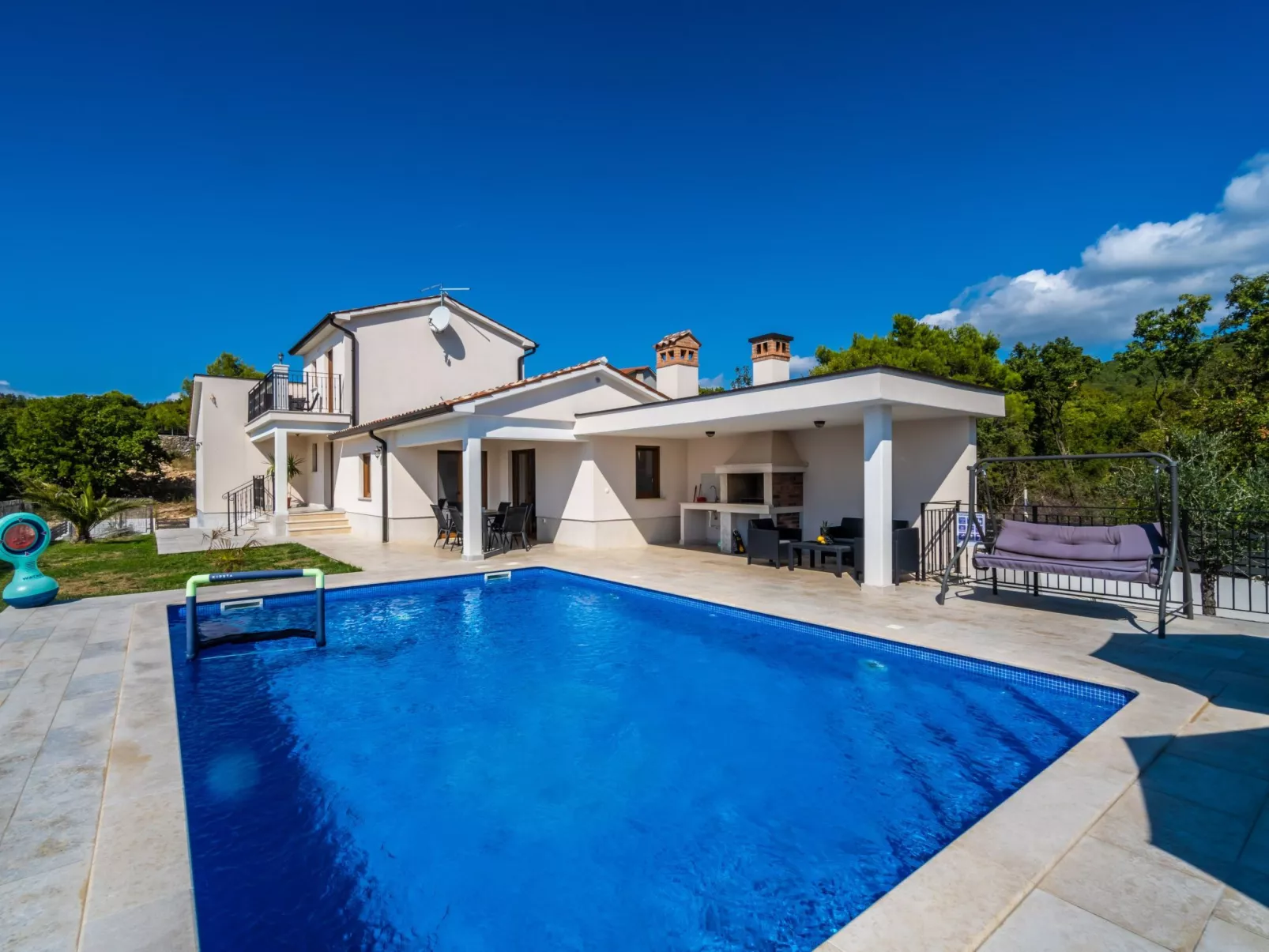 Elegantes Escape mit Pool und Panoramablick-Buiten