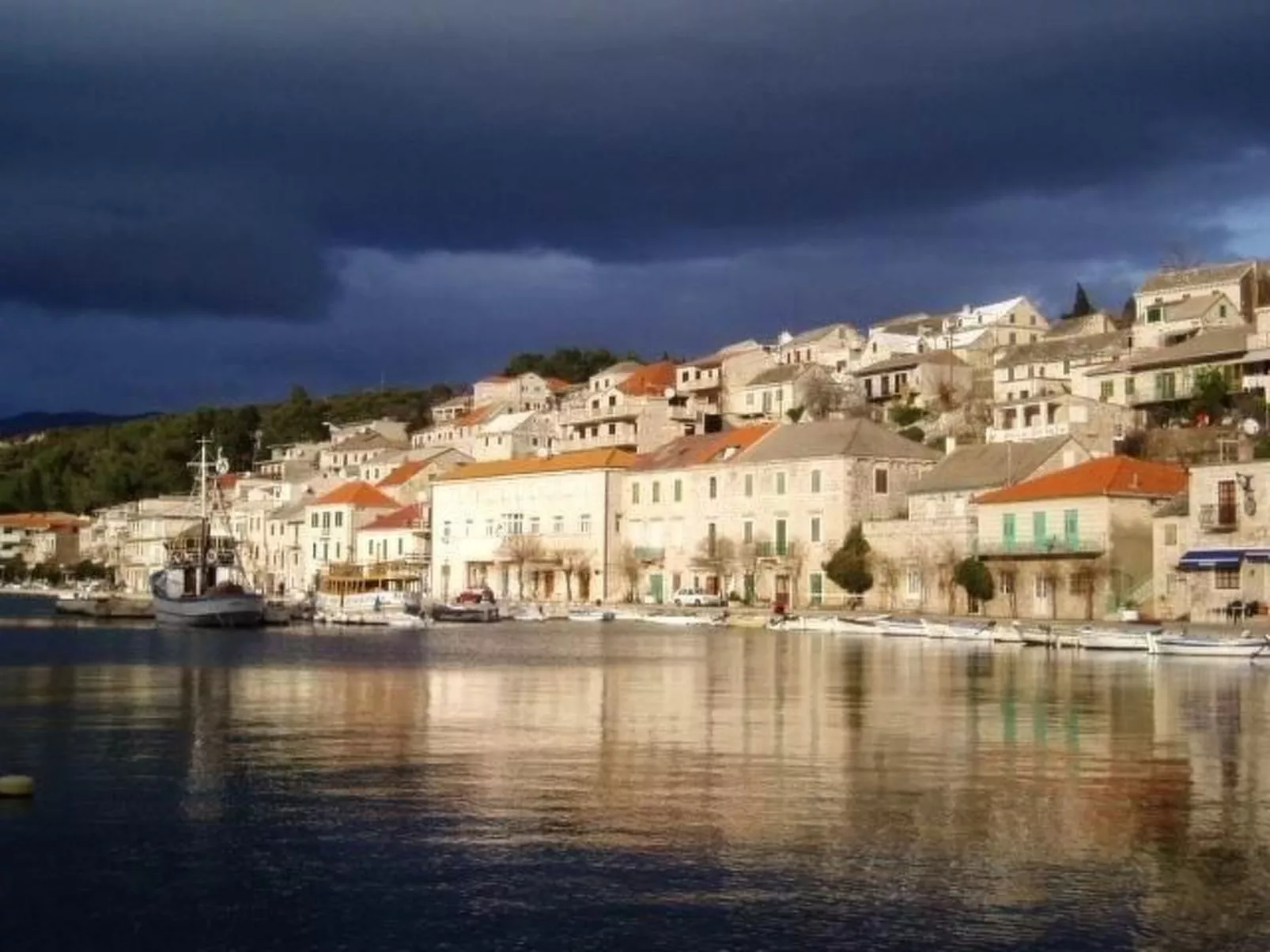 Hütte "Moj mir" mit Blick auf das Wasser-Image-tags.info