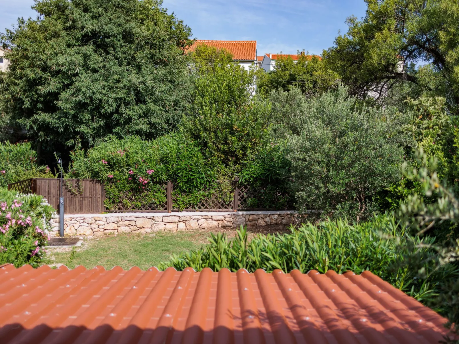 Traditionelles Steinhaus am Meer in Preko-Buiten