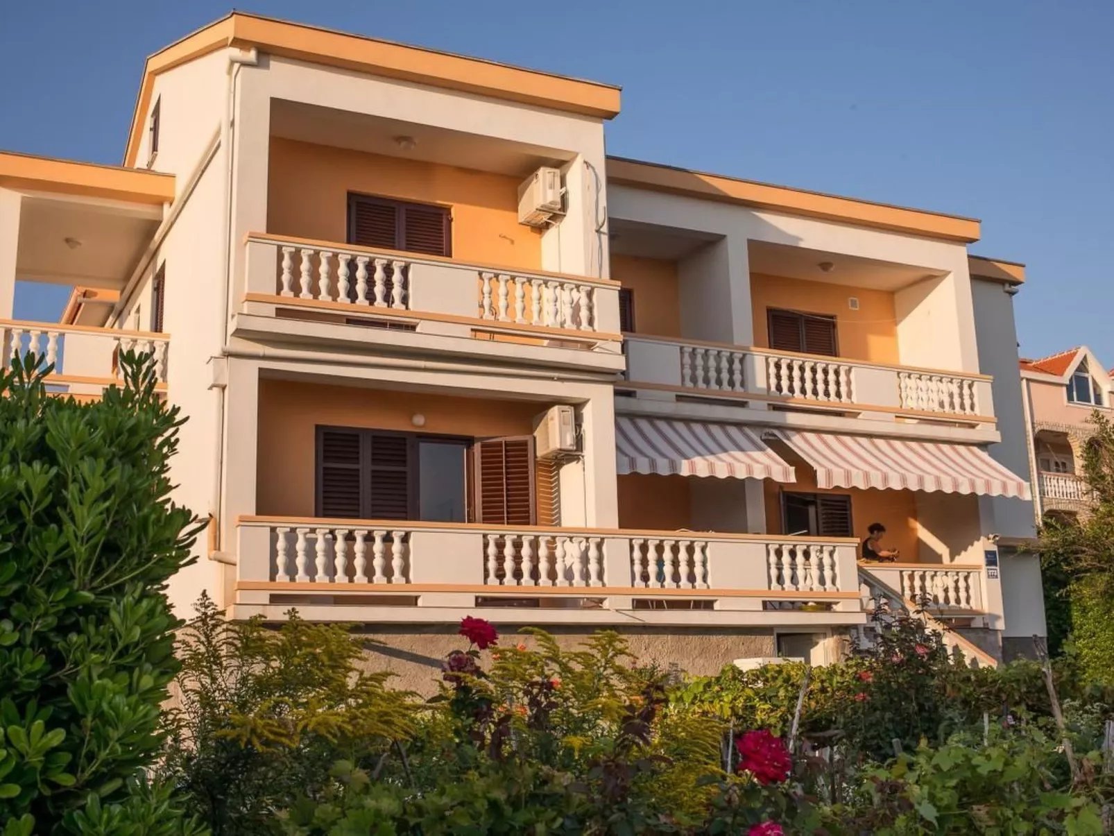 Komfortable Wohnung mit Balkon und Meerblick-Image-tags.info