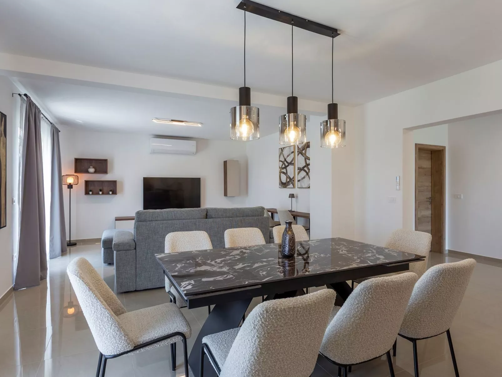 "Luxuriöse App. mit Pool"-Binnen