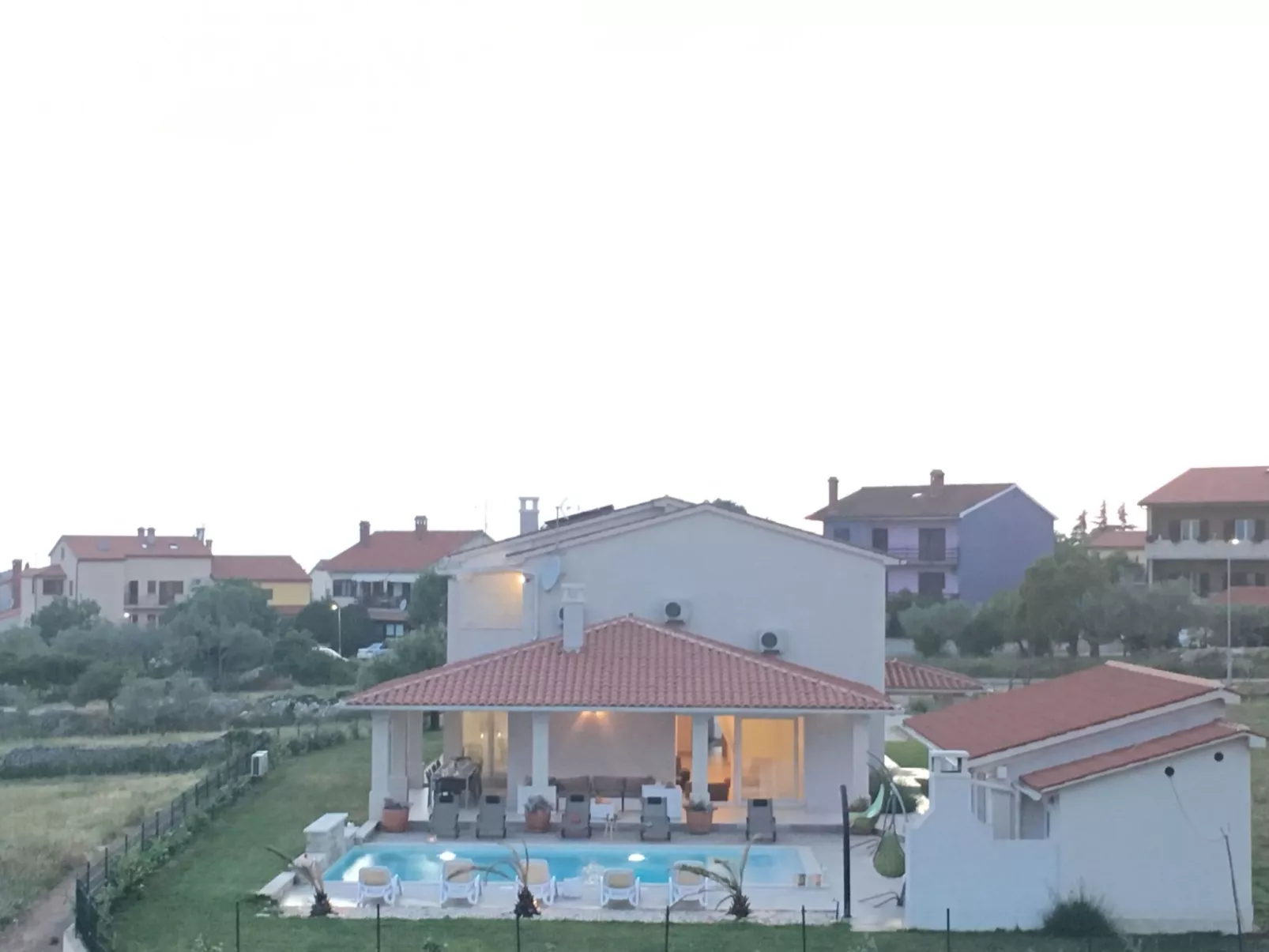 Elegante und komfortable Villa mit Salzwasserpool, Whirlpool und Sauna, umgeben-Buiten