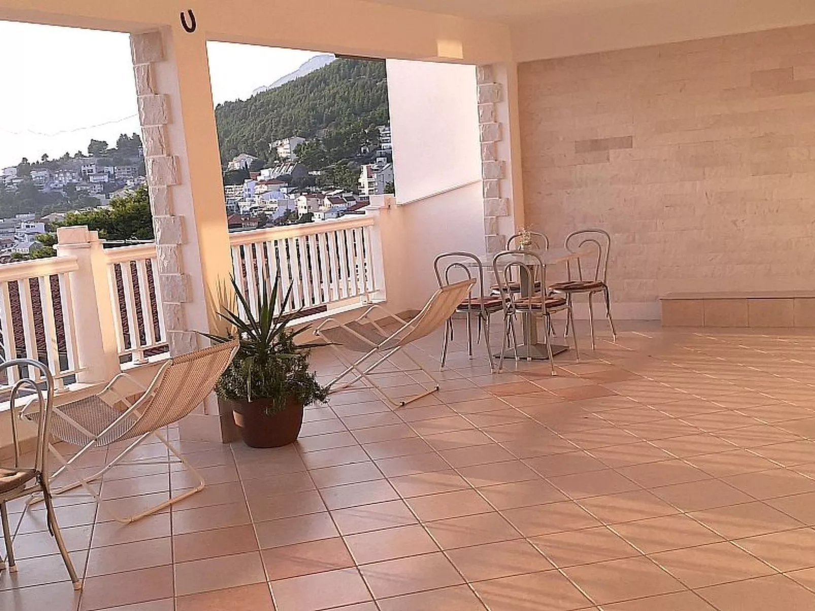 Mit Terrasse und herrlichem Ausblick-Binnen