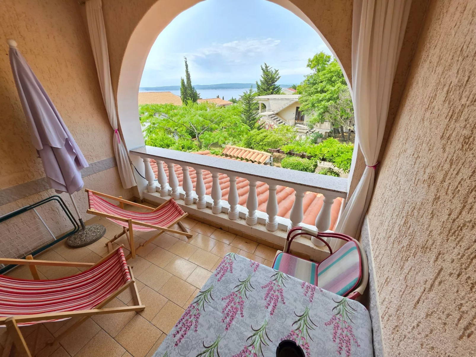 Appartement mit Balkon - gemeinsamer Pool und Terrasse-Binnen