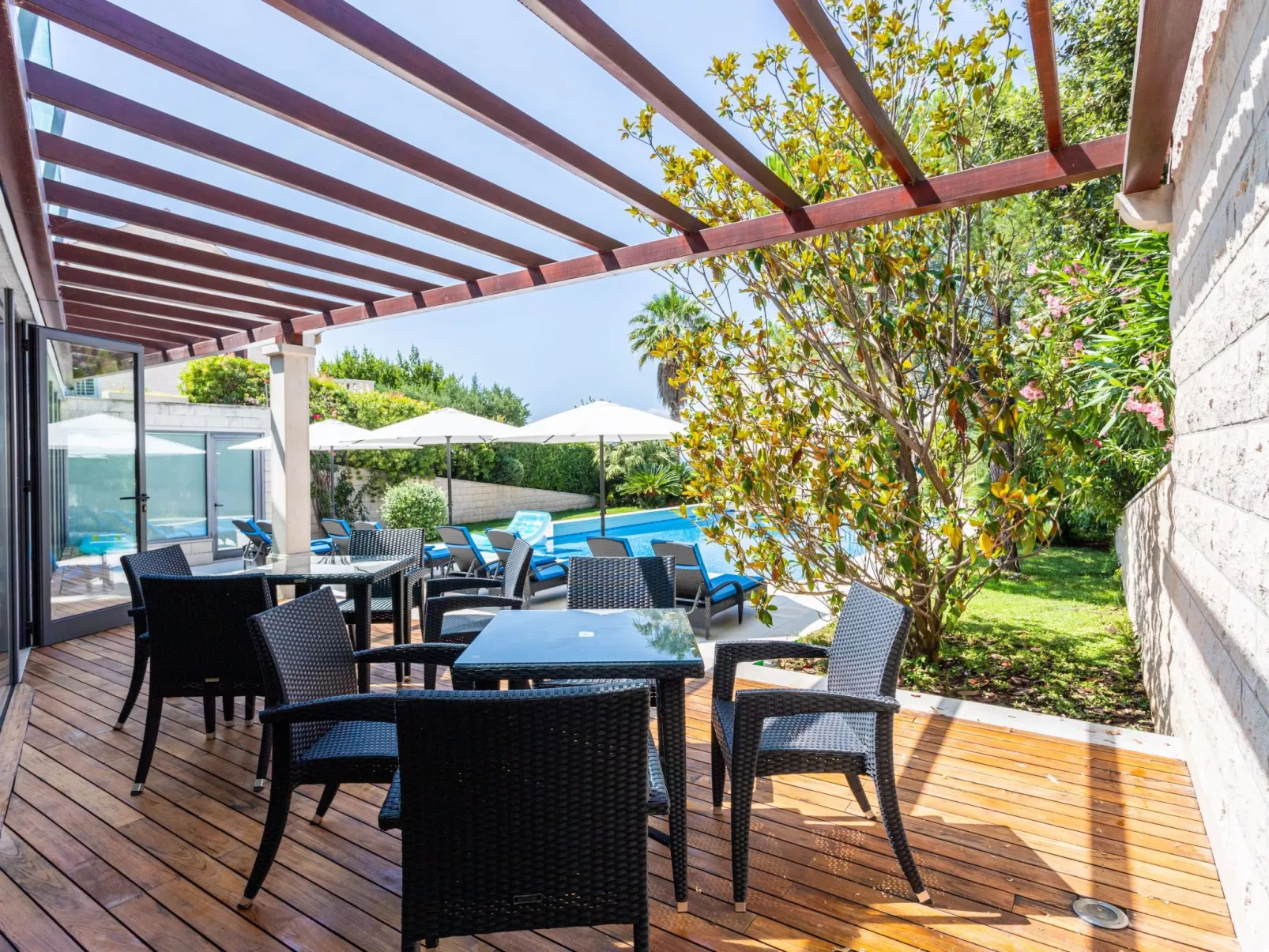 Luxuriöse Ferienwohnung mit Poolblick-Buiten