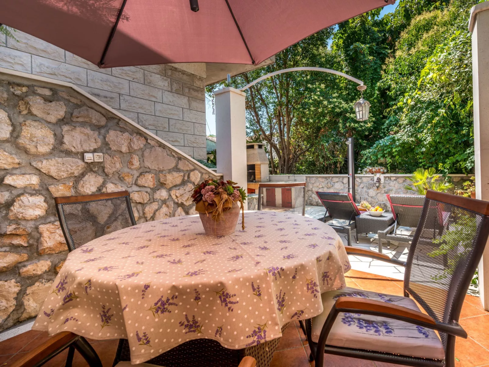 Ivona mit Terrasse und Außendusche-Buiten