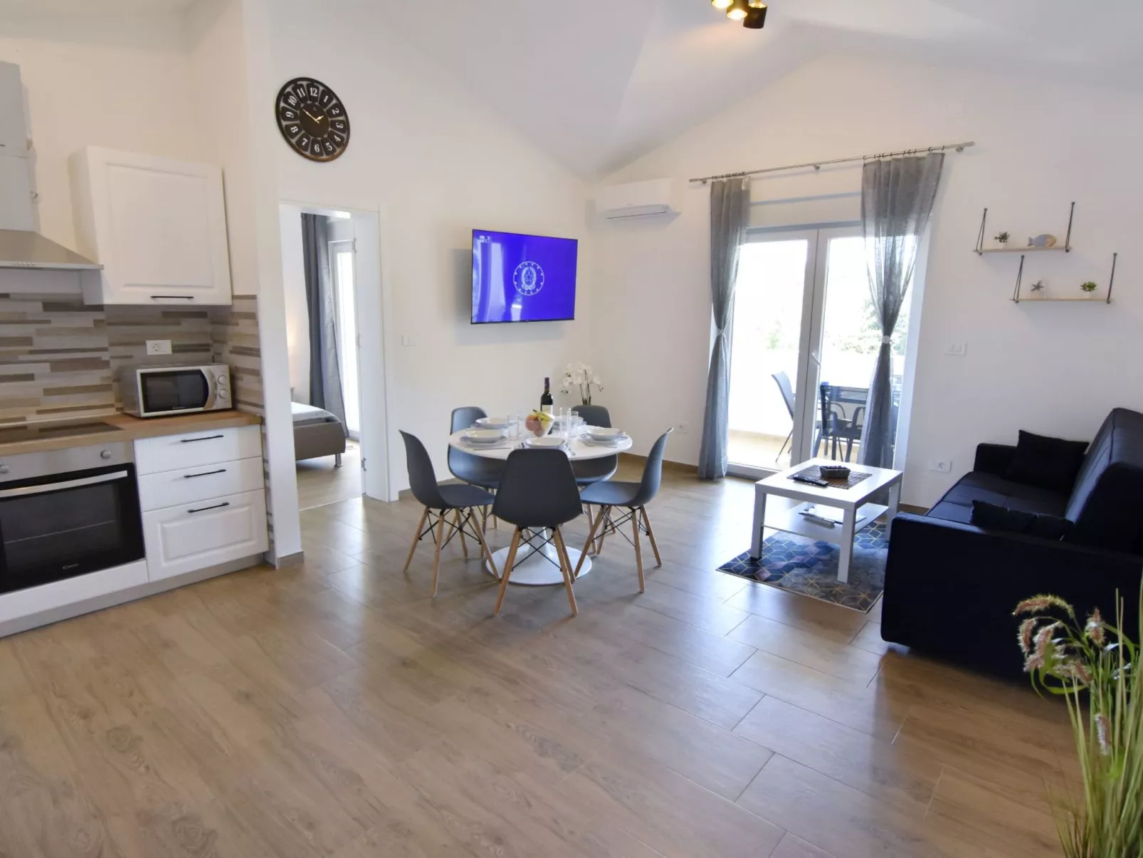 Apartment 2 in einer neuen Villa mit Pool in ruhiger Lage-Binnen