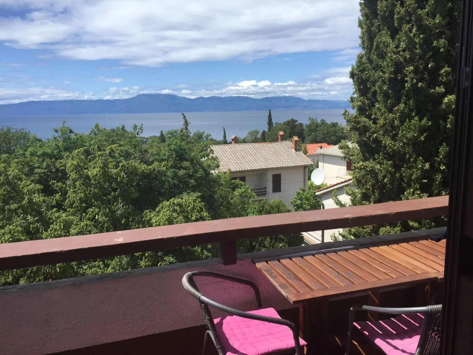 Mit einer überdachten Terrasse-Buiten