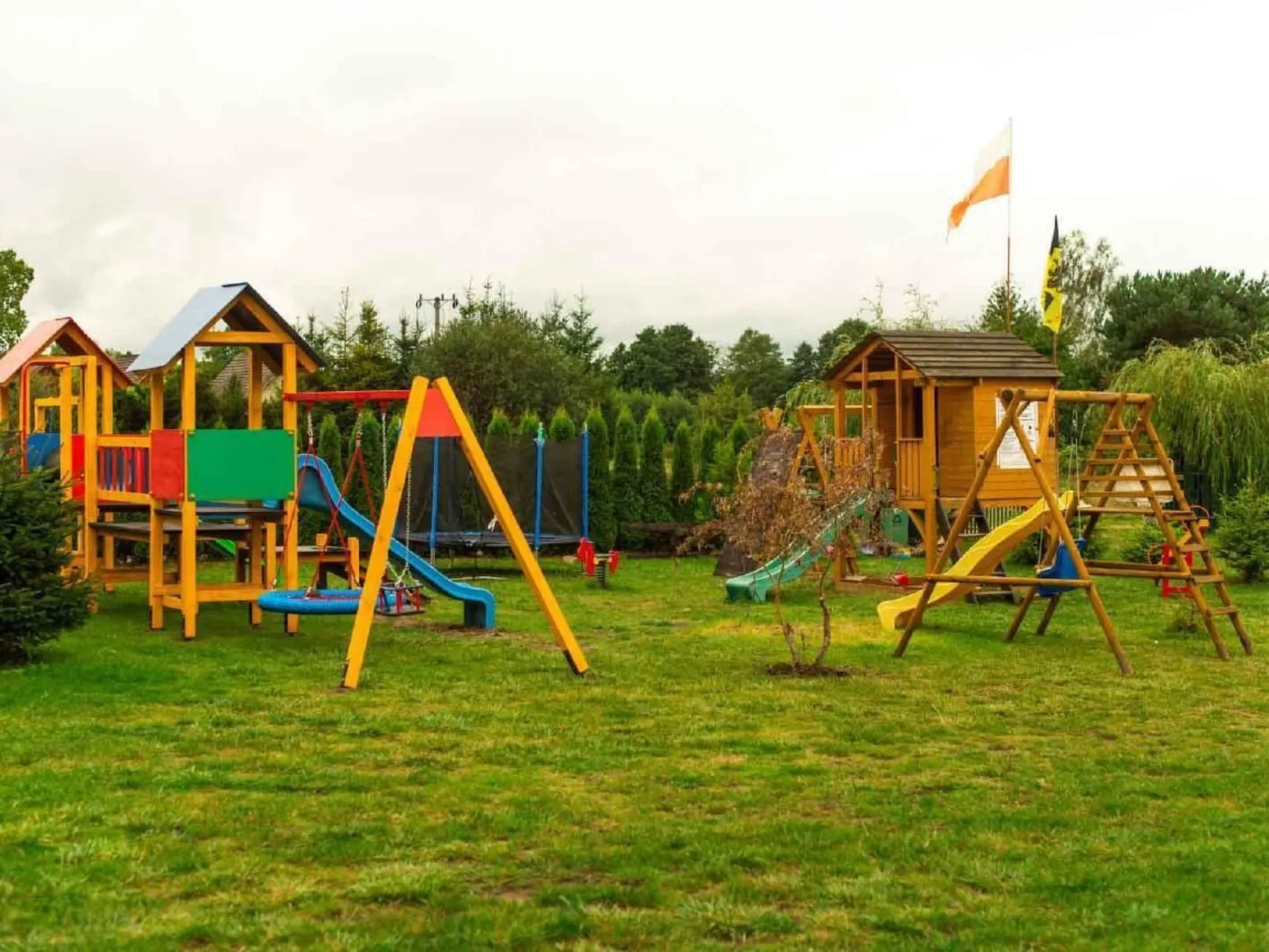 Modernes Ferienhaus in Biebrowo mit Grill, Garten und Terrasse-Buiten