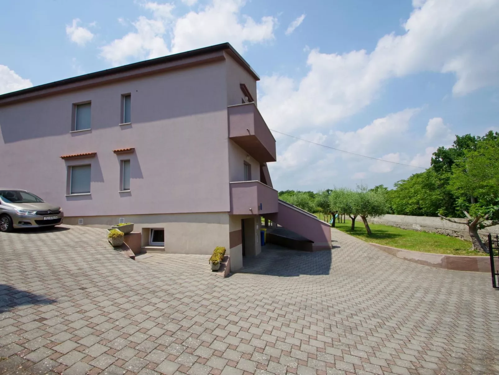 Wohnung in Rakalj mit privatem Parkplatz-Buiten