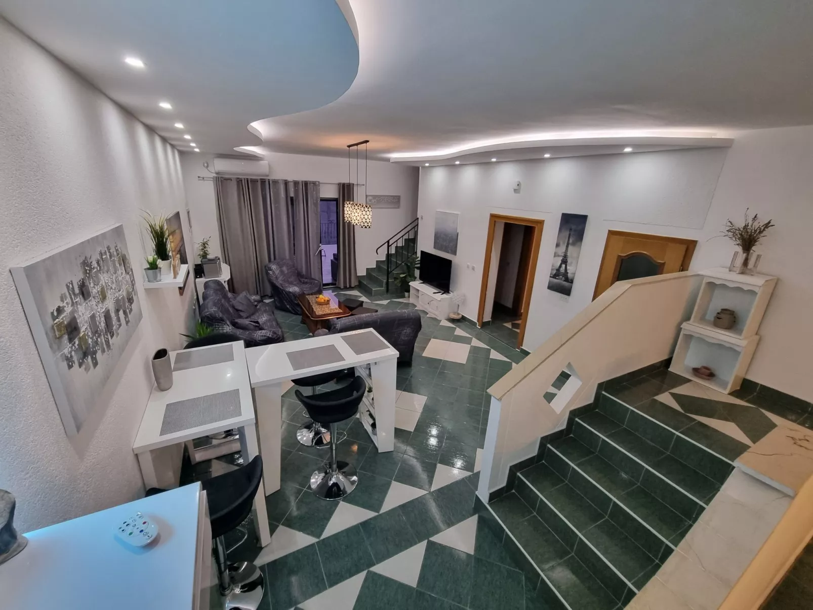 Mit privatem Pool und Sauna-Binnen