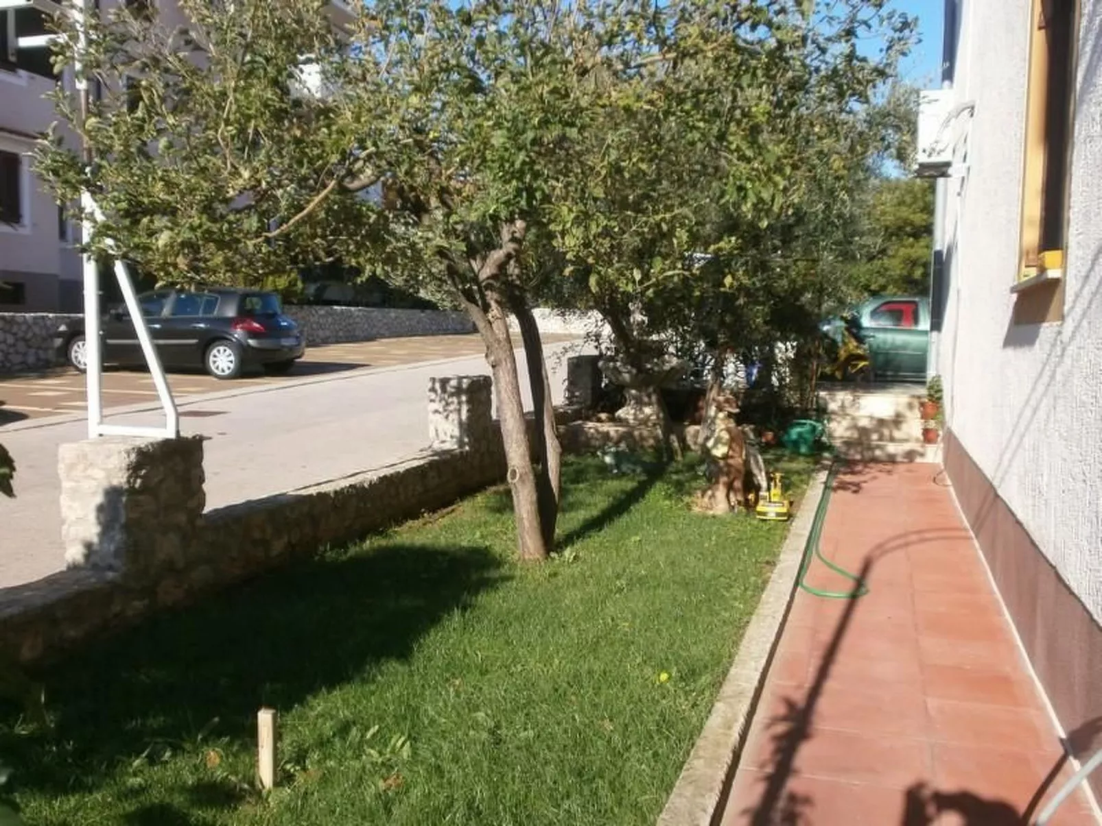 Apartment mit einem kleinen Wohn- und Essbereich und Schlafzimmer-Image-tags.info