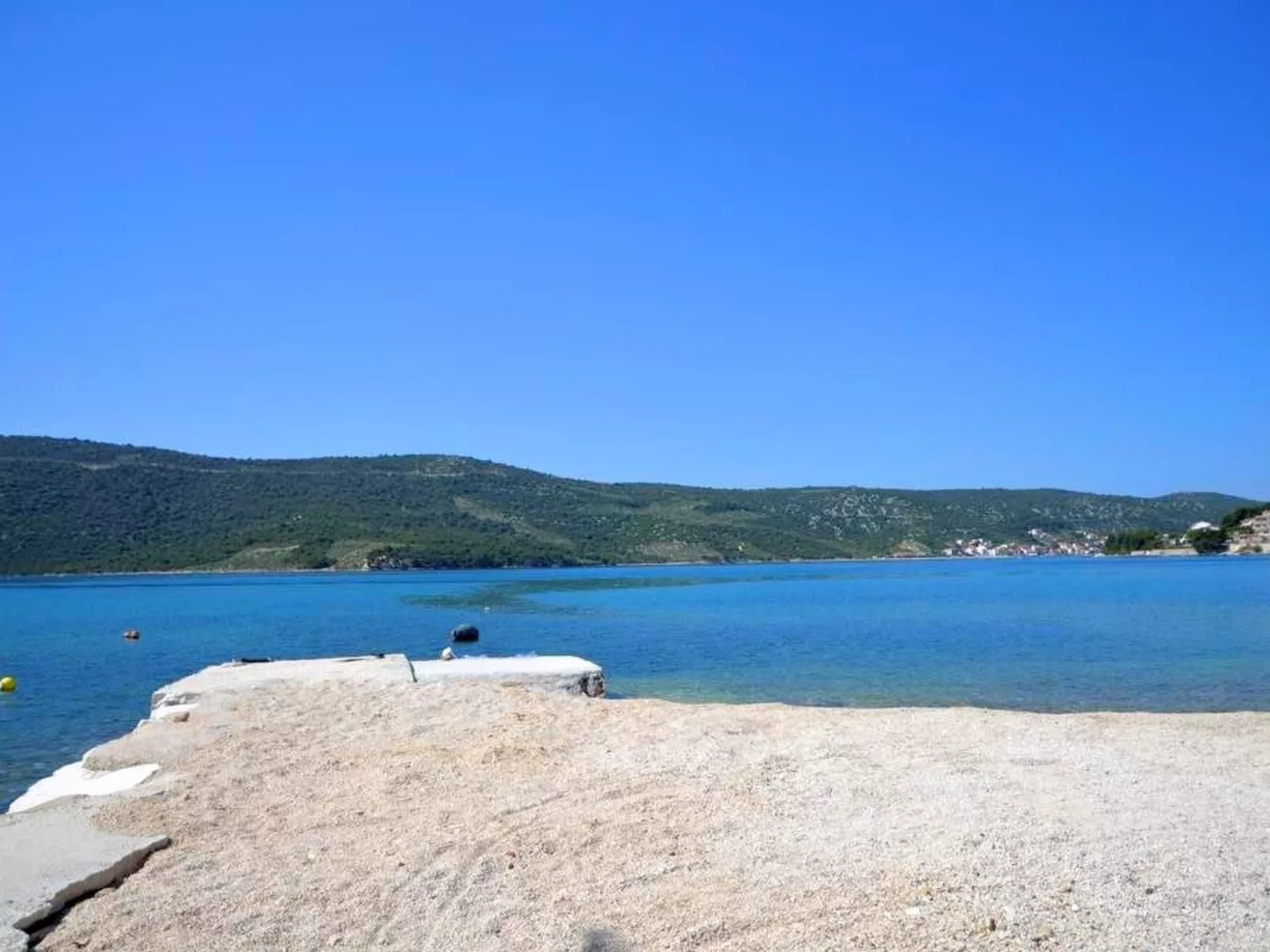 Schöne Wohnung in Poljica mit privatem Parkplatz-Buiten