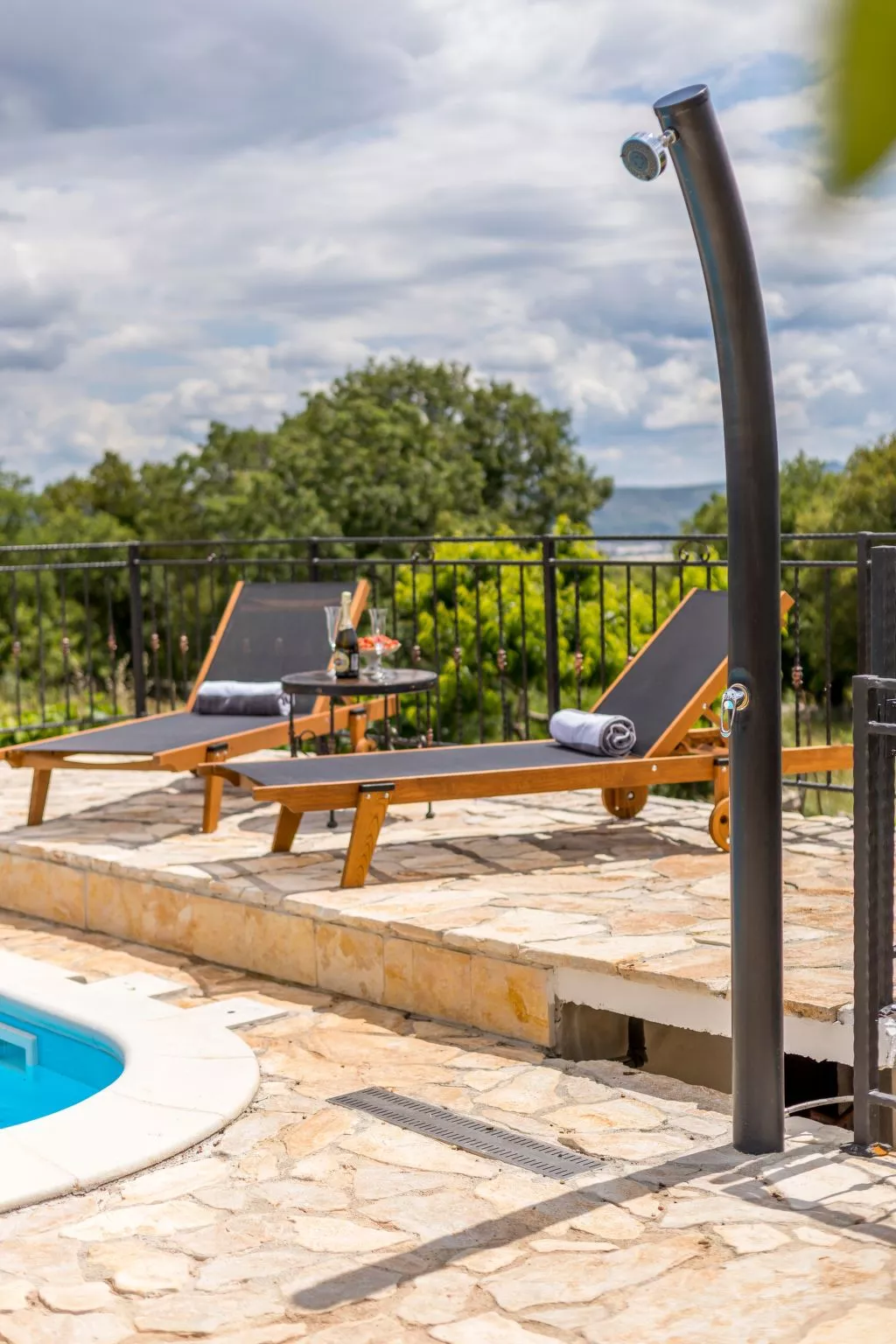 Villa Podrugovi Dvori mit Pool-Buiten