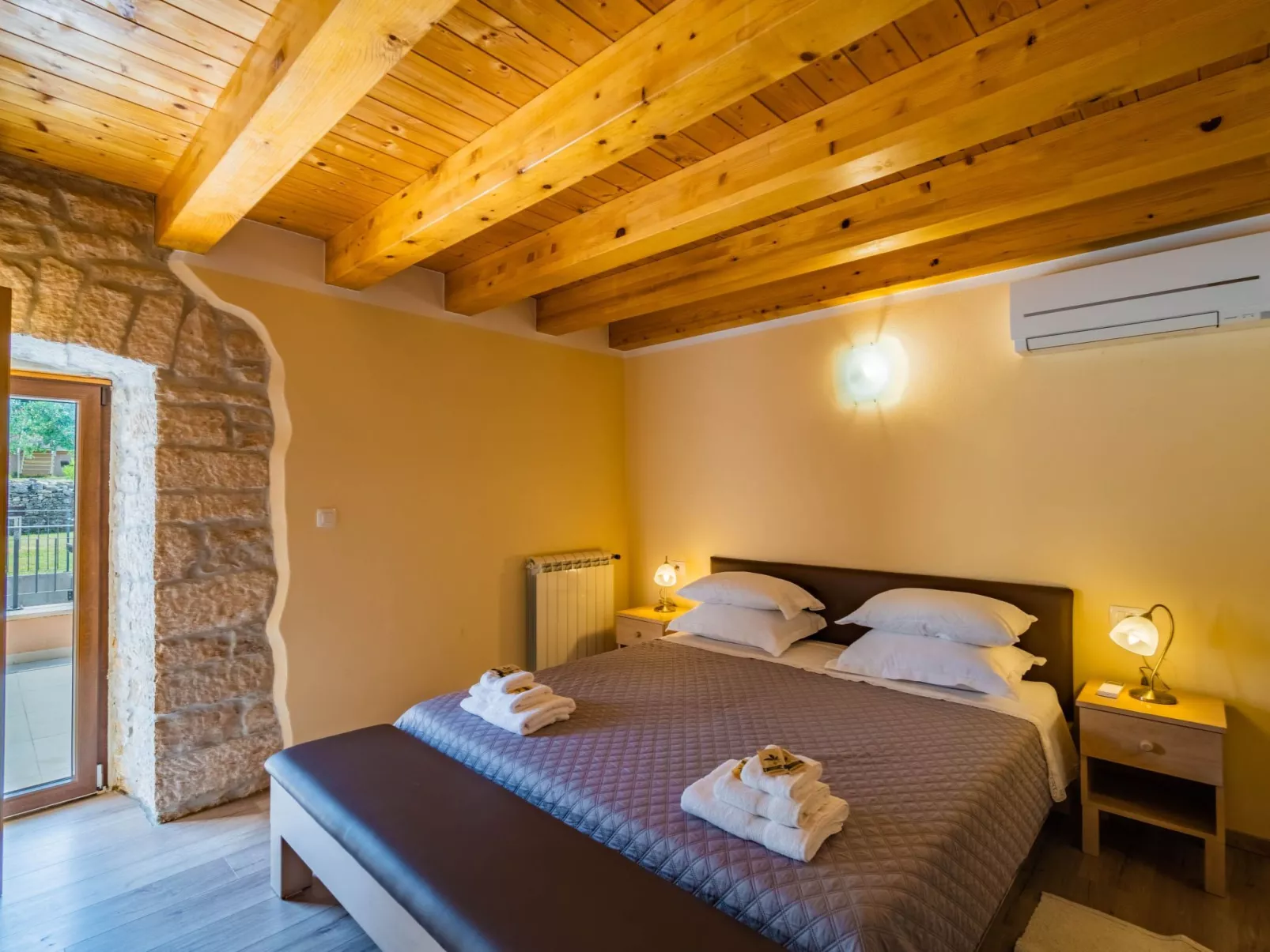 Luxuriöse Villa auf großem Privatgrundstück-Image-tags.info