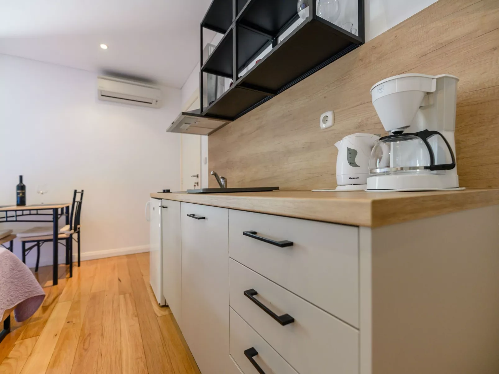 Studio-Apartment "Nives" mit Blick auf das Wasser-Binnen