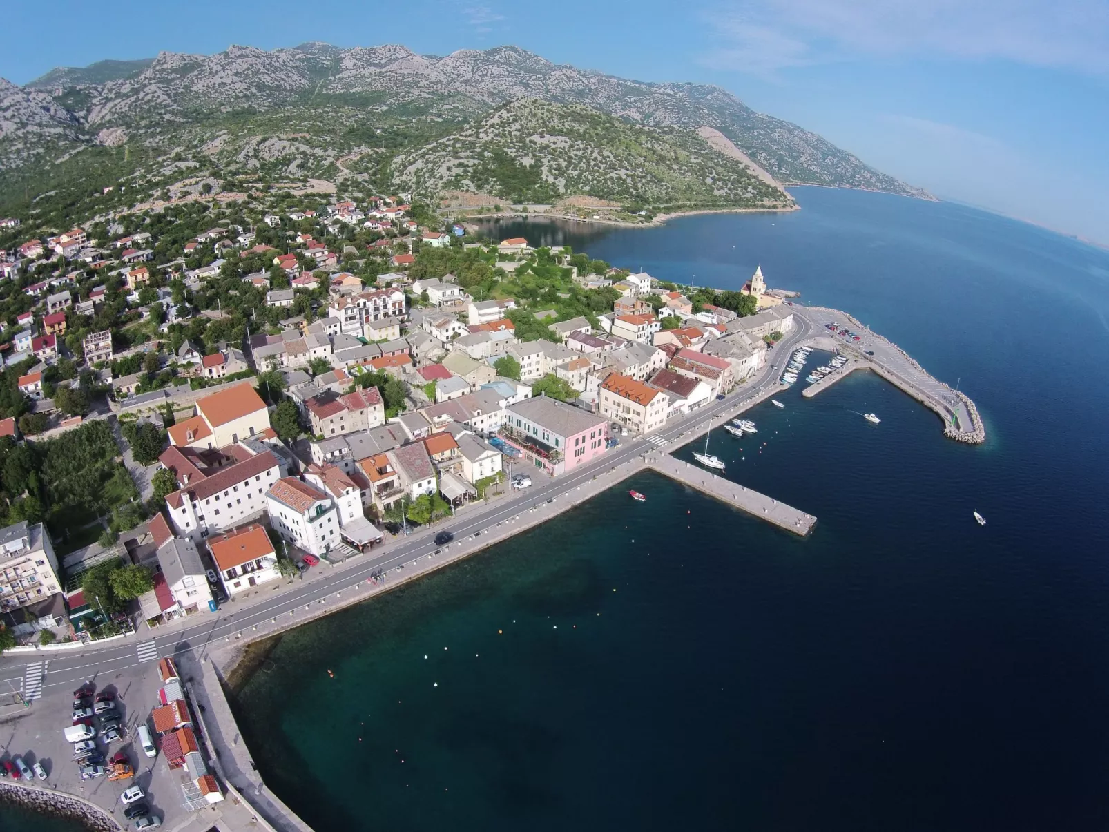 Mit zwei Terrassen für sechs Personen-Buiten