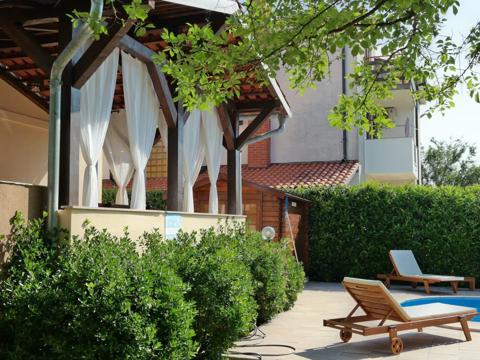 In Šilo mit Gemeinschaftspool-Buiten