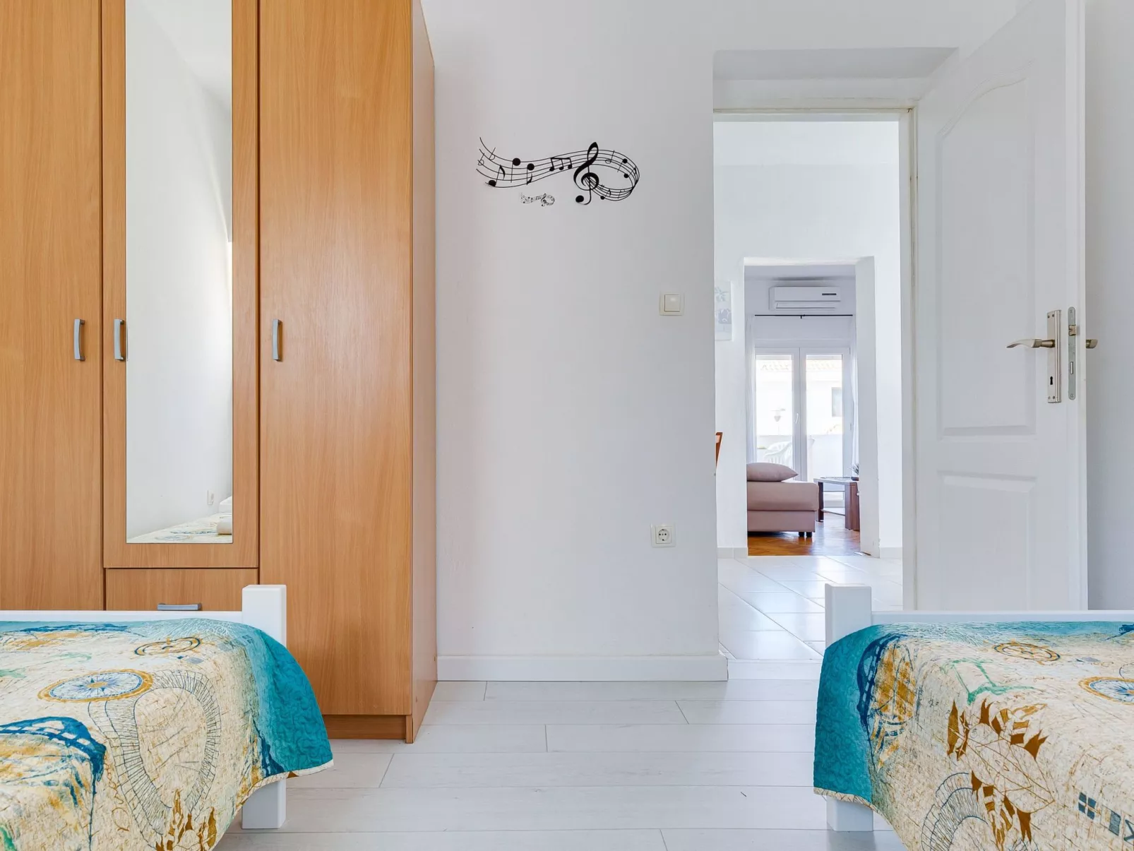 "Lenko 1" mit Blick auf das Wasser-Binnen