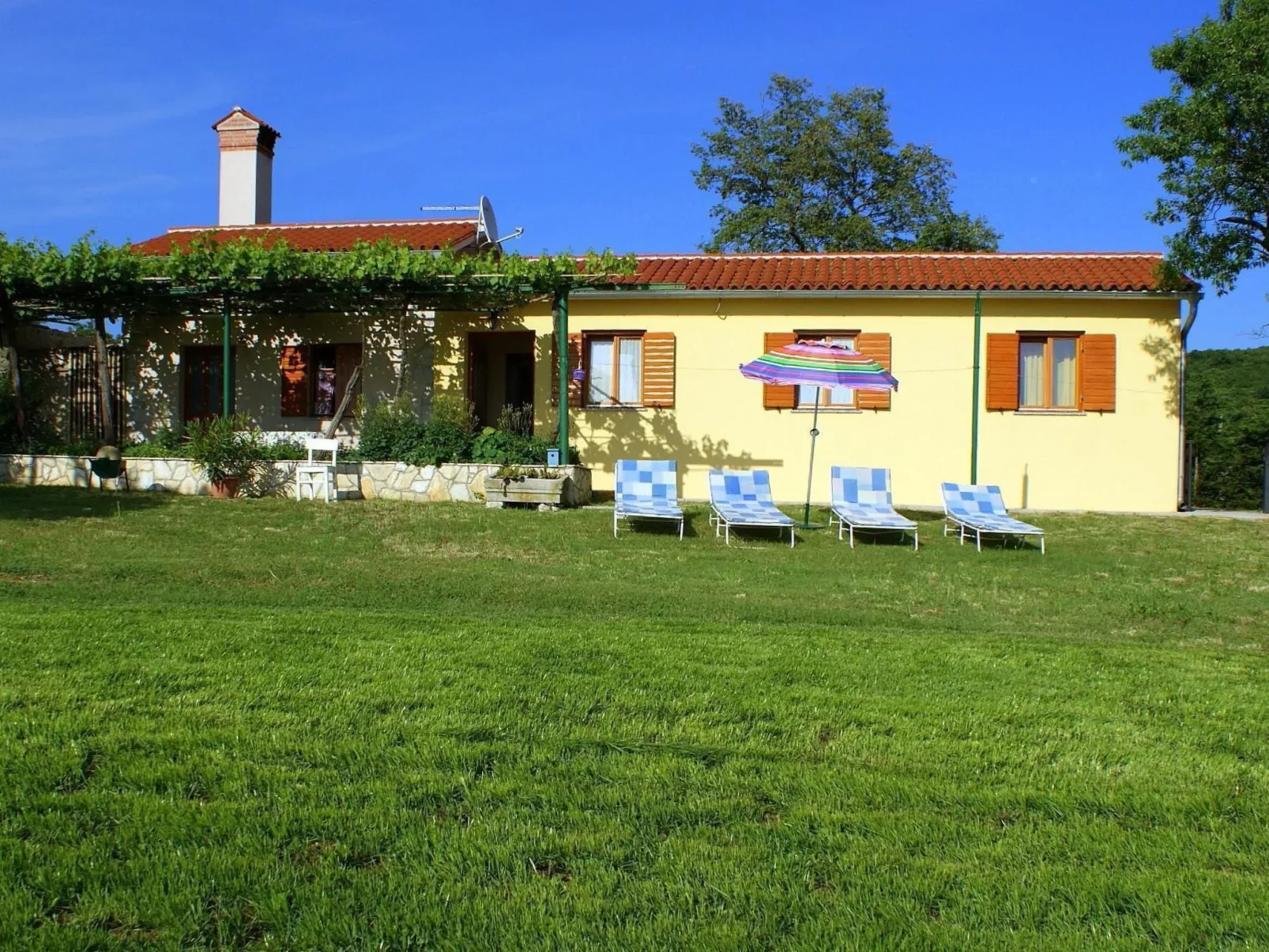 Charmantes Ferienhaus in Bartići mit Terrasse