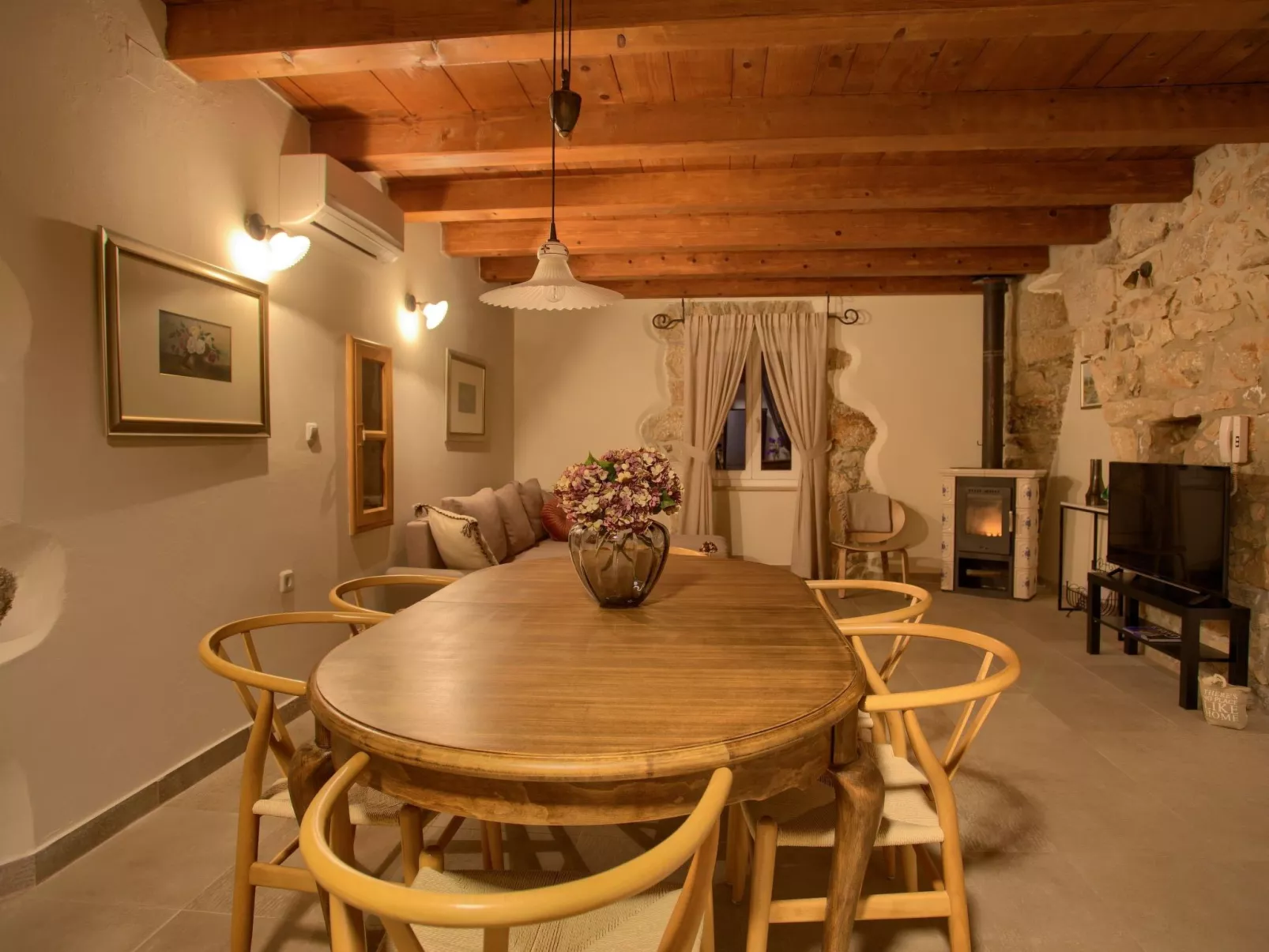 Steinvilla Margaret mit Pool und besonderem Flair-Binnen