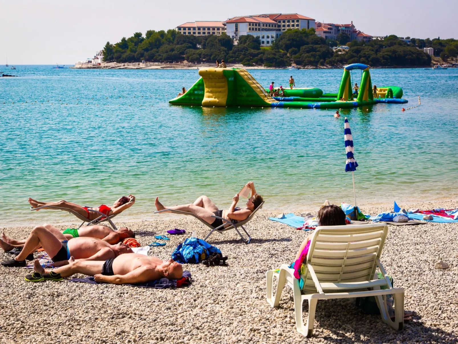 Schönes Apartment in Pješčana Uvala, Strand in der Nähe-Buiten