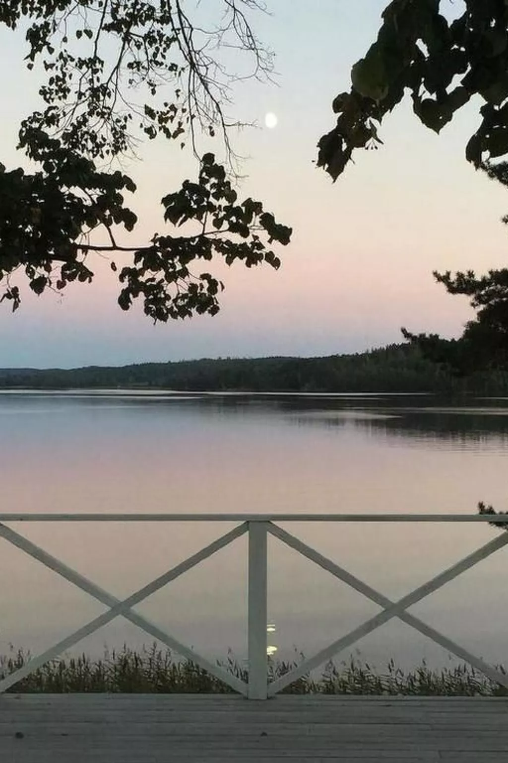 Grosses Sommerhaus direkt am See-Image-tags.info