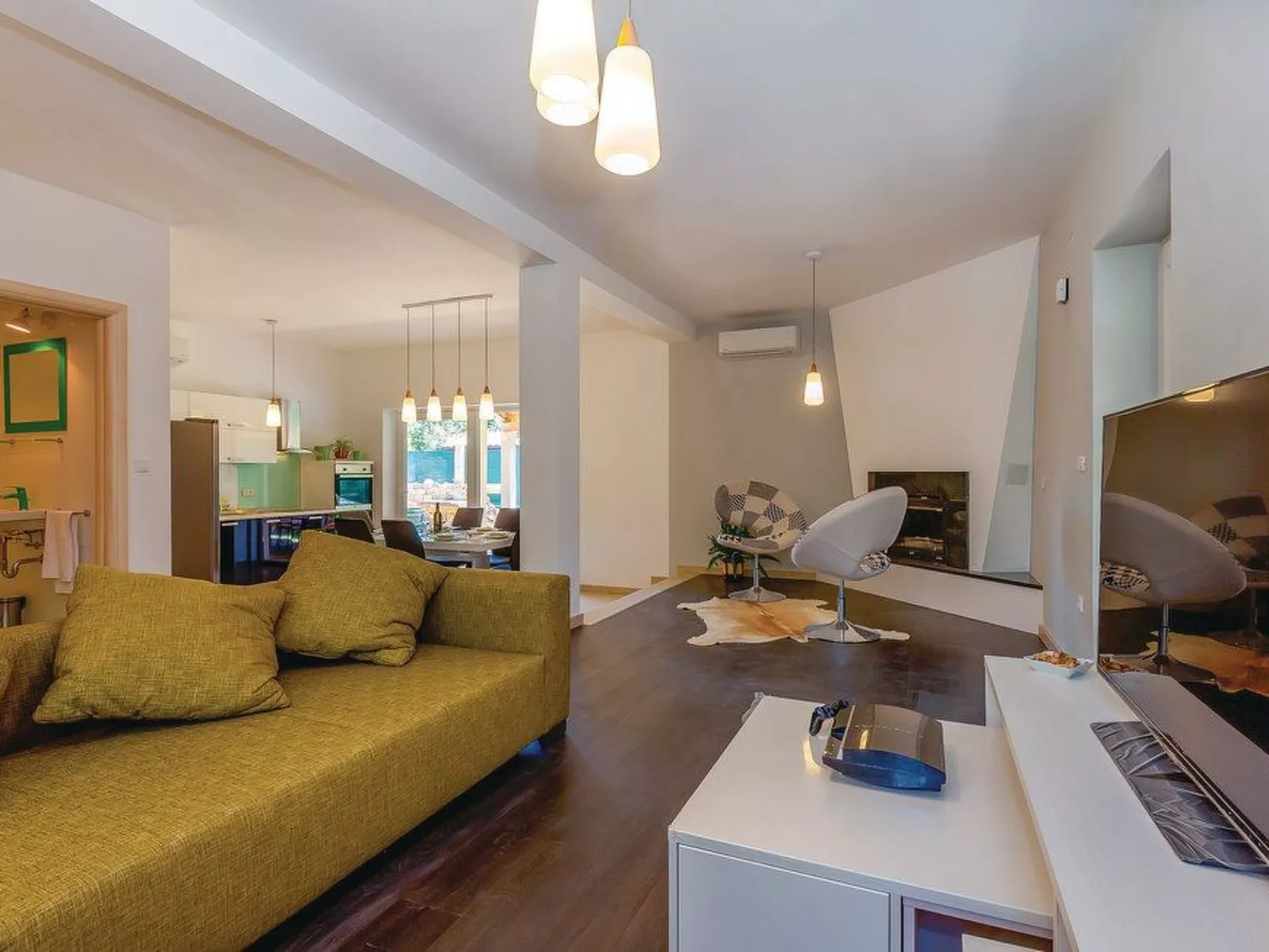 Geräumige, topmoderne Ferienvilla mit eigenem Pool-Binnen