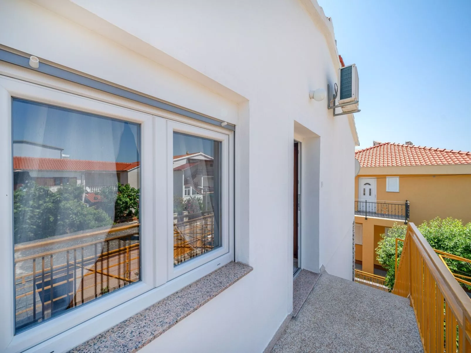 Große Ferienwohnung in Vodice mit Eigenem Balkon-Buiten