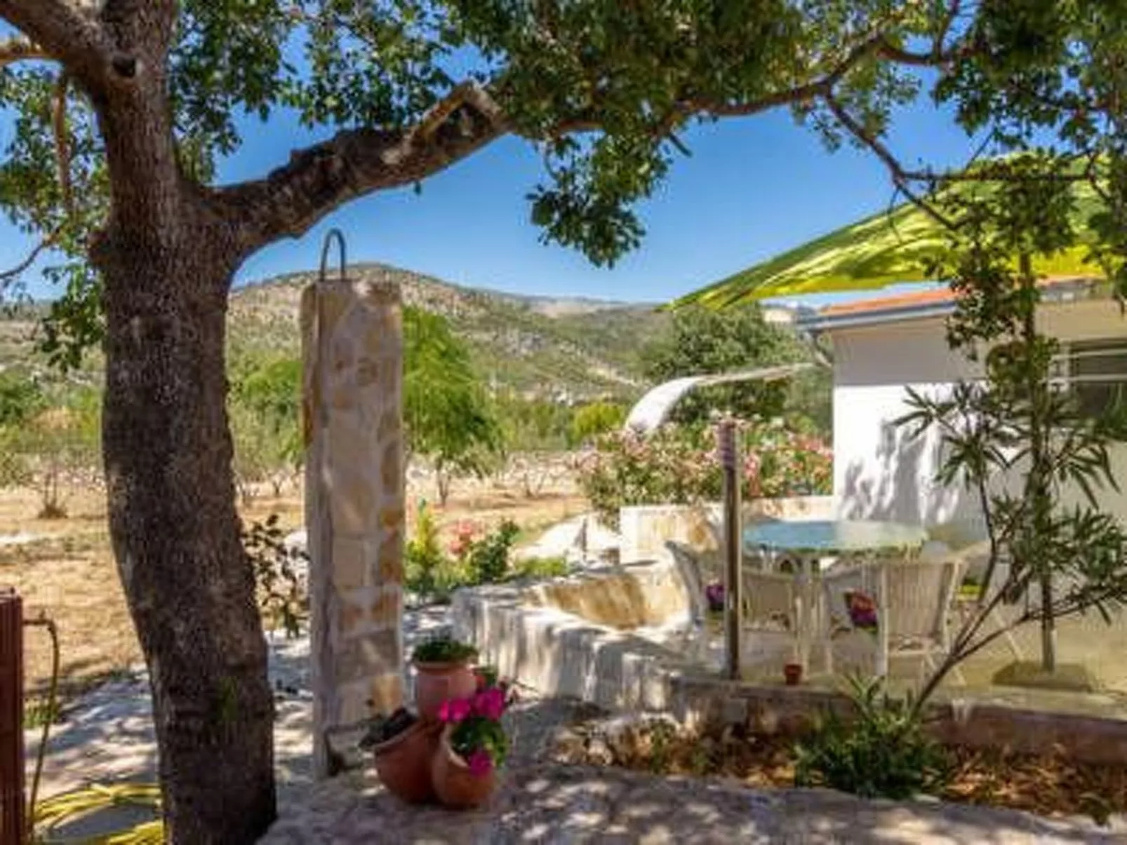 Hütte mit Garten, Grill und Terrasse-Binnen