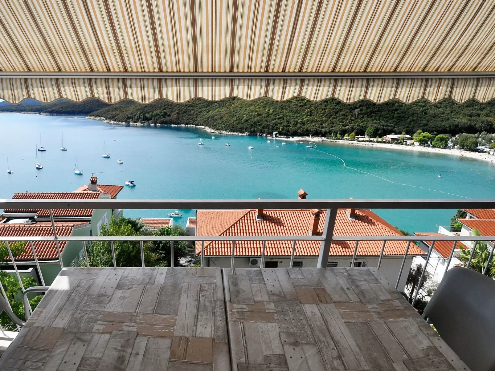 Drei-Zimmer-Wohnung in der Nähe des Meeres-Buiten