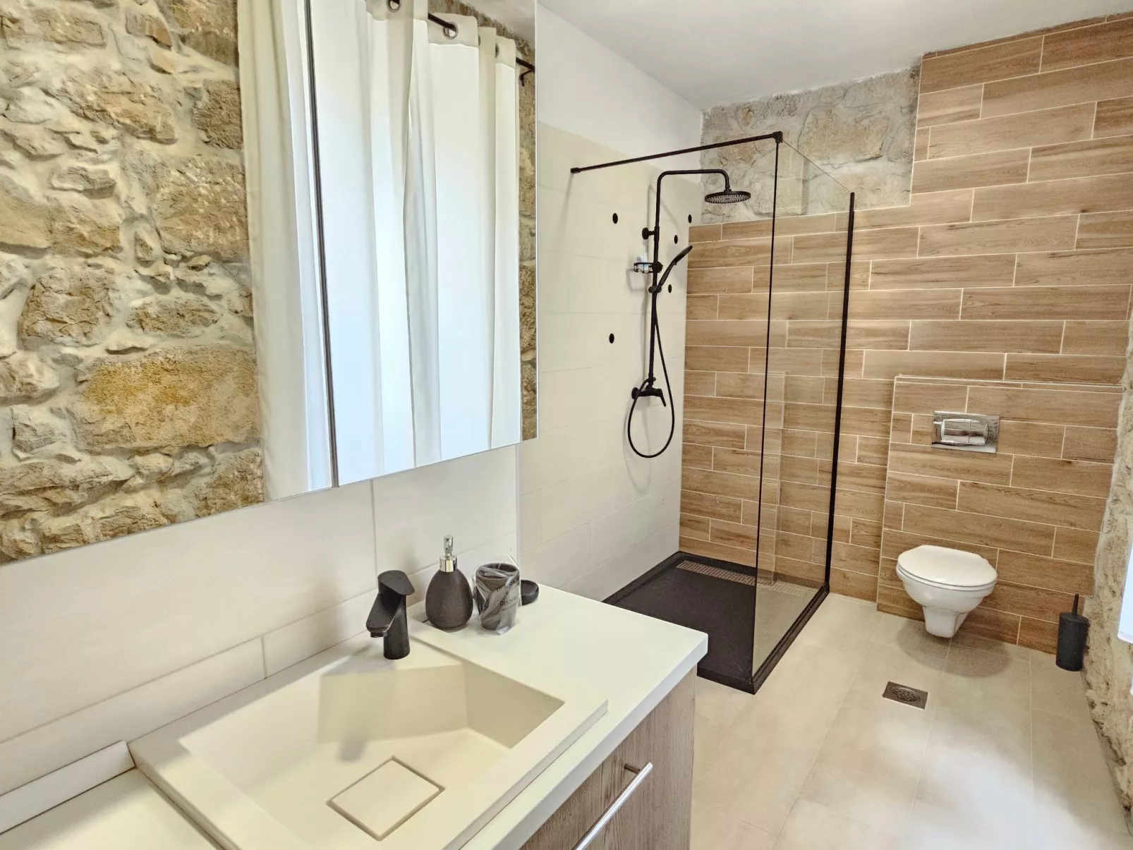 Steinhaus mit privatem Außenpool-Binnen