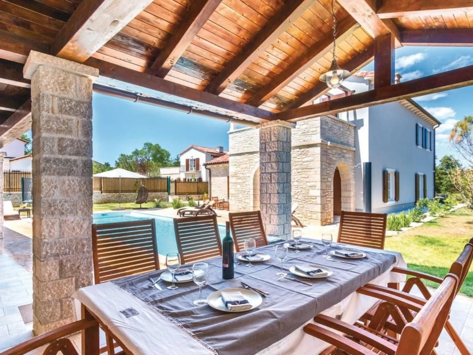 Mit Whirlpool und Sauna-Buiten