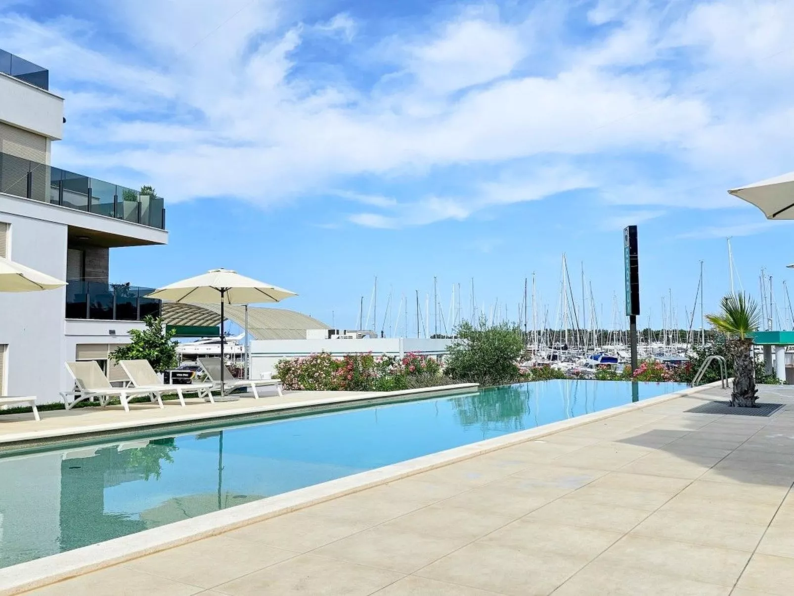 Green Oasis mit Schwimmbad-Buiten