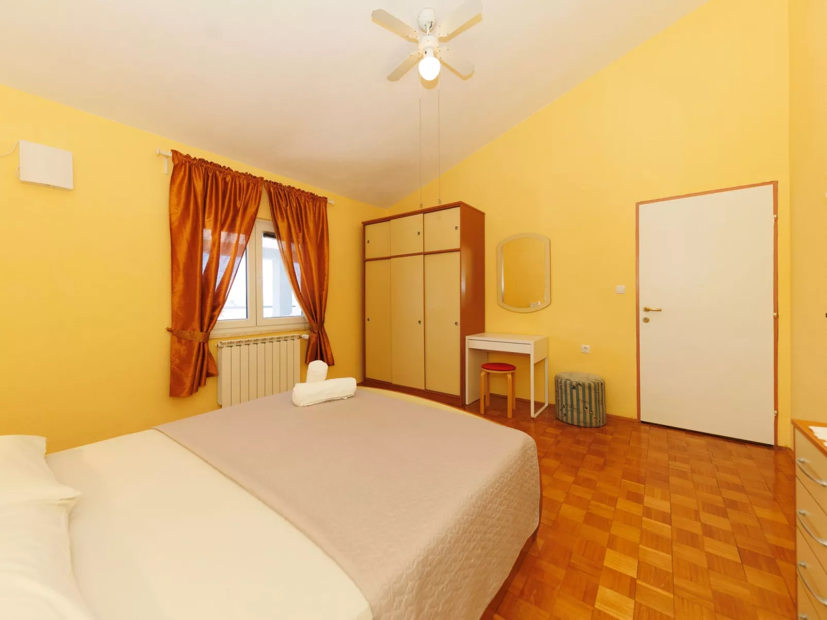 "Zara" mit Blick auf das Wasser-Image-tags.info