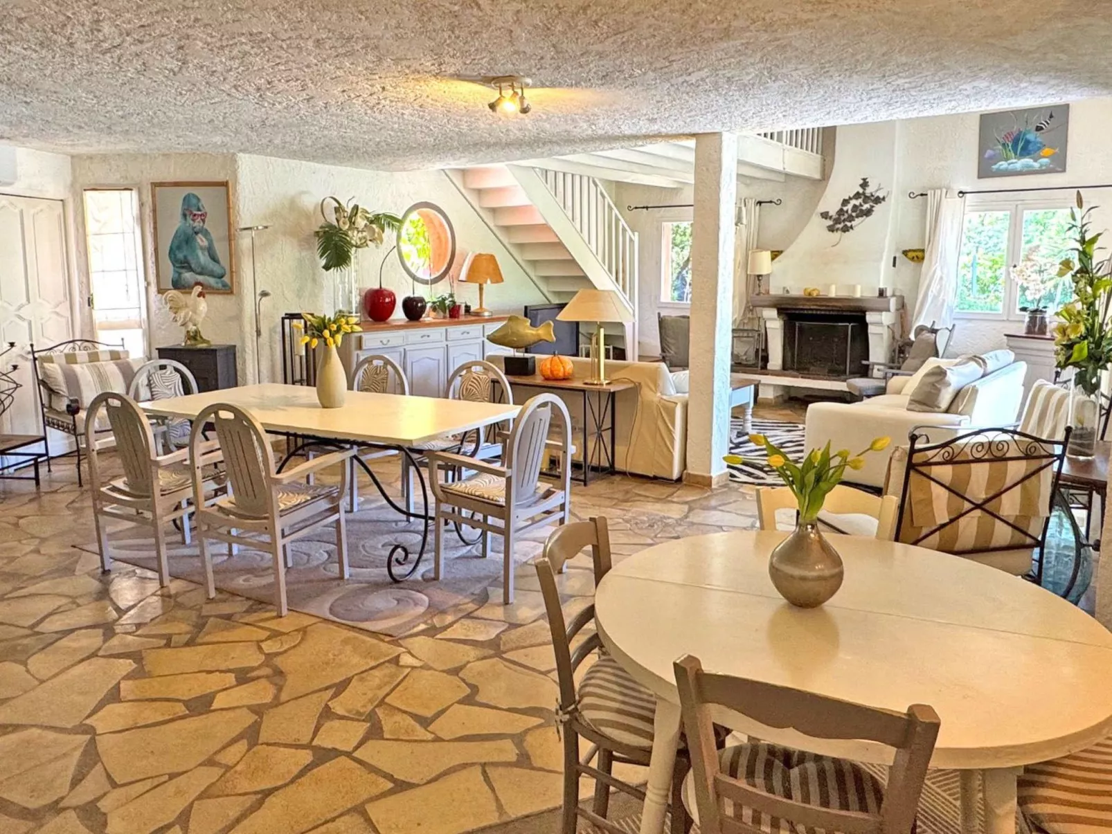 Schöne Villa mit innovativer Architektur in einem grünen Nest im Herzen des Mas-Binnen