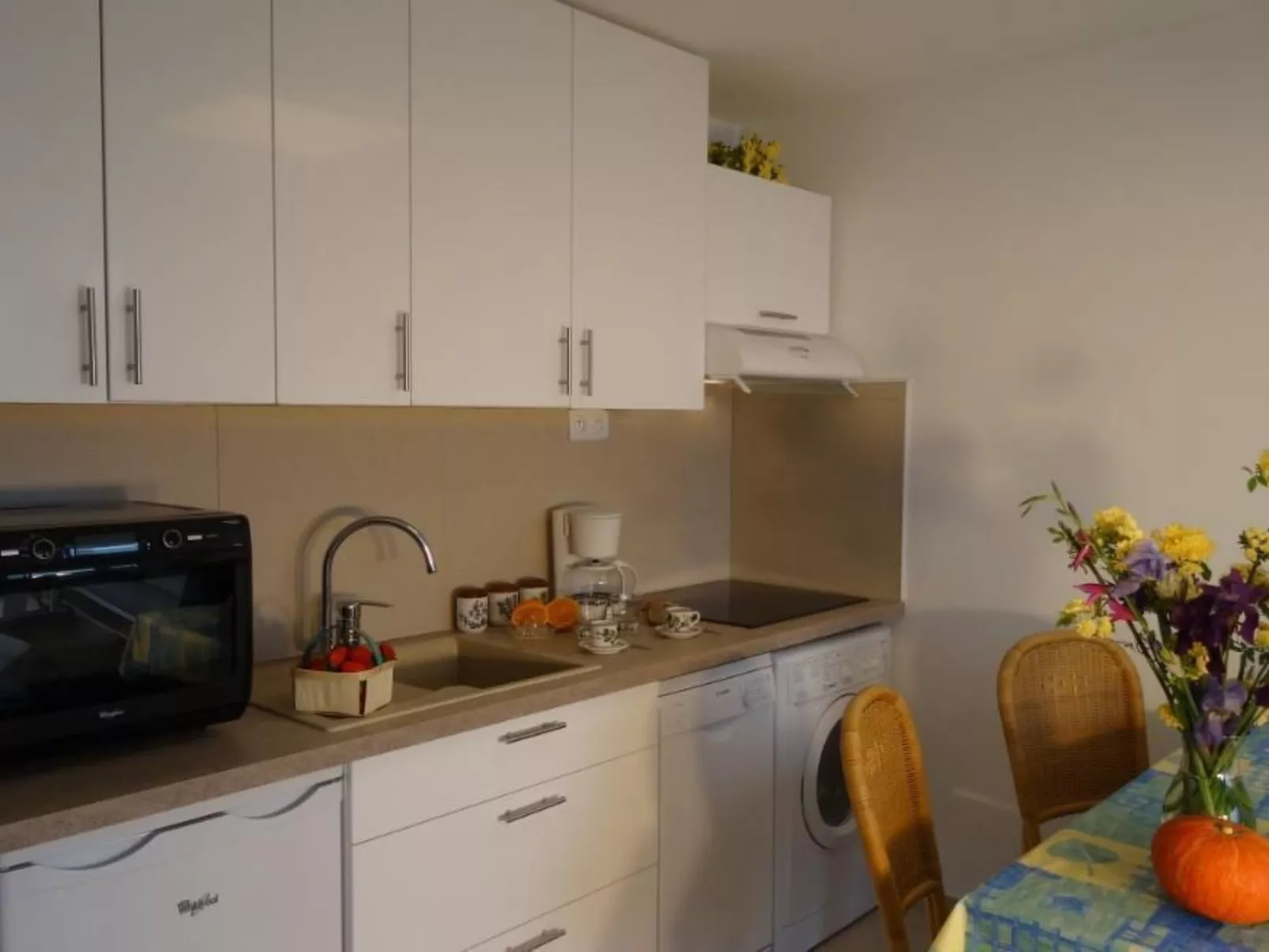 Wohnung panoramischer Meerblick, Schwimmbad, Parkplatz - Binnen