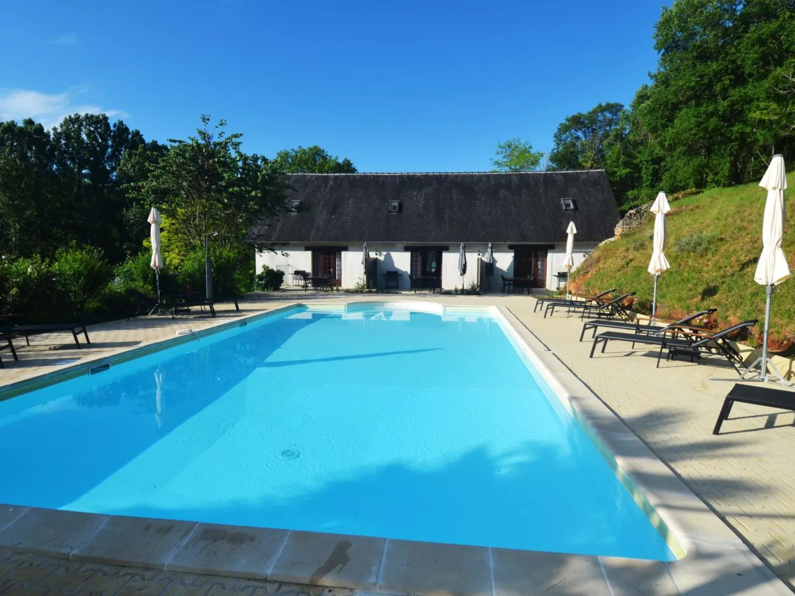 In Souillac mit Gemeinschaftspool-Buiten