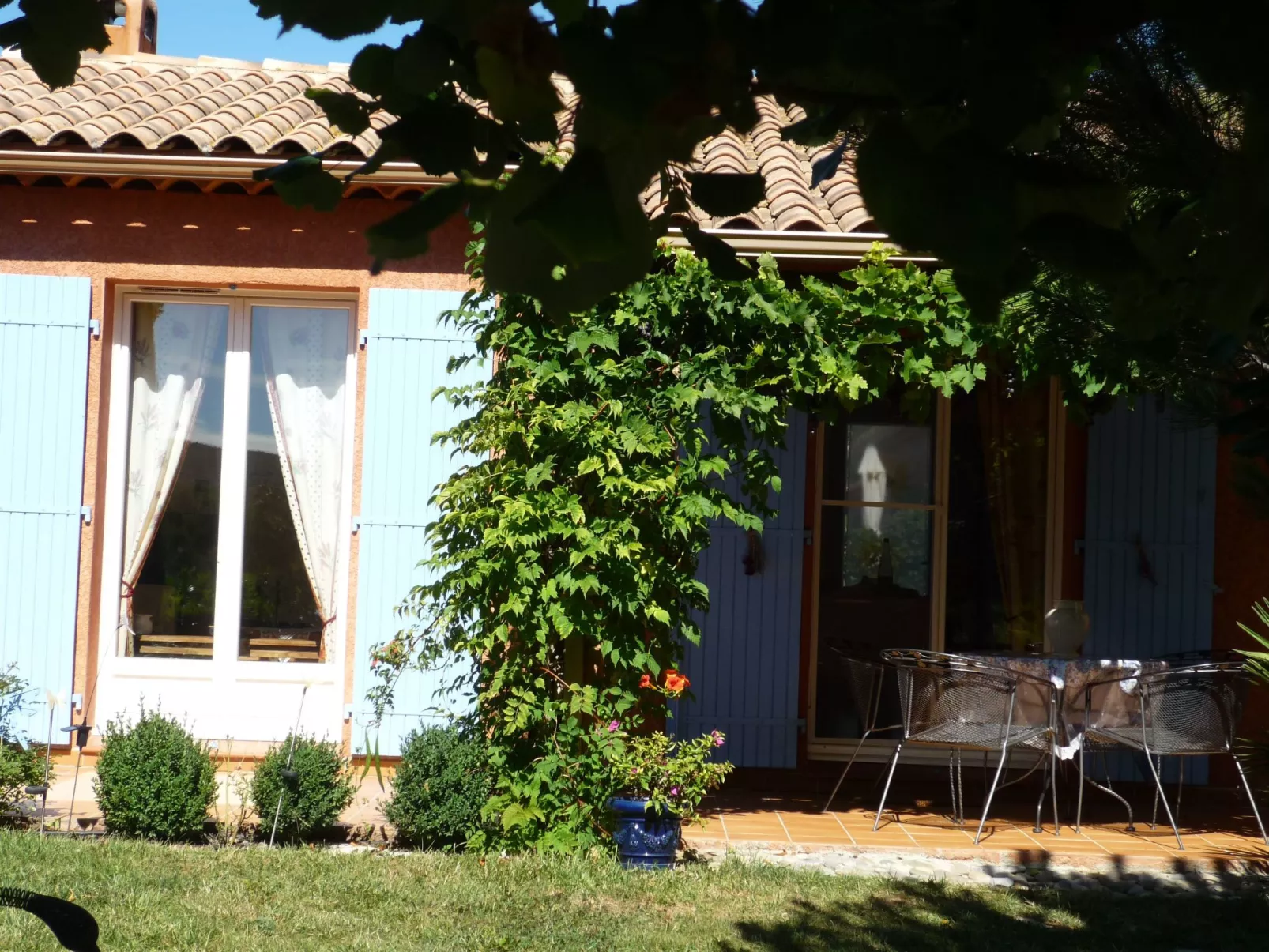 Komfortables Ferienhaus mit Gemeinschaftspool-Buiten