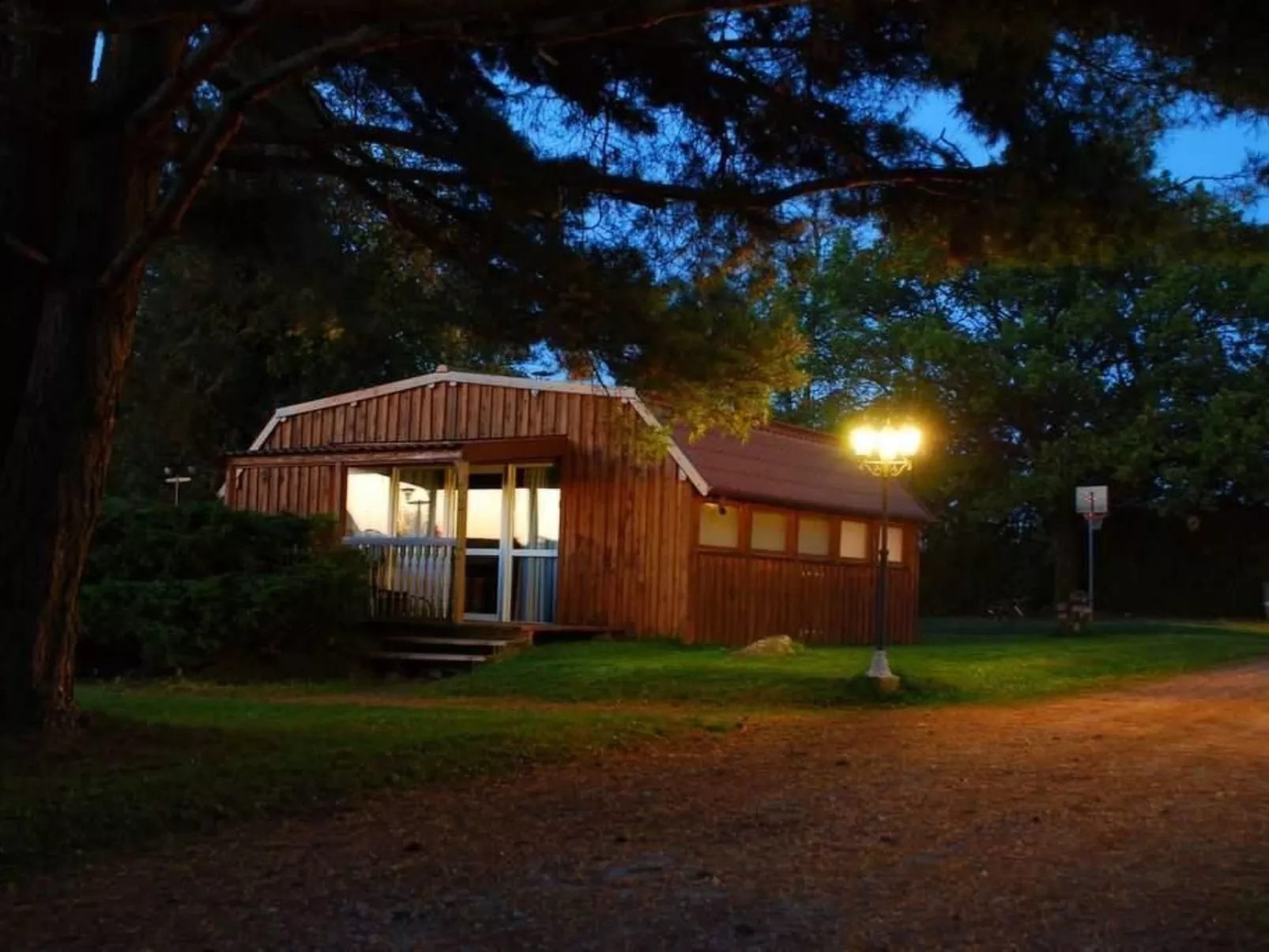 Charmantes Ferienhaus mit gemeinsamem Grill-Buiten