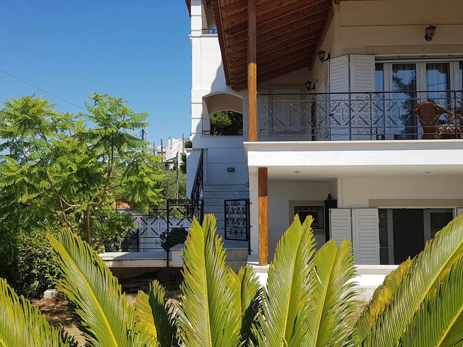 Vollständig umschlossene und großzügig angelegte dreistöckige Ferienvilla mit f-Buiten