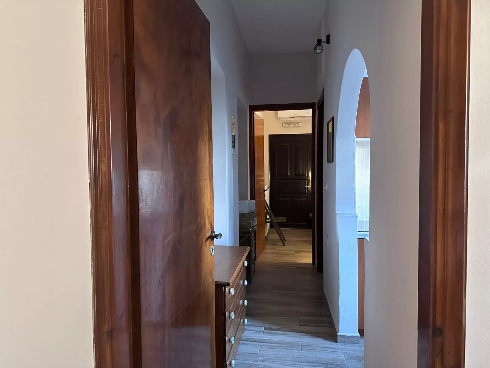 Familienrückzug mit Meerblick in den Genari Apartments-Binnen