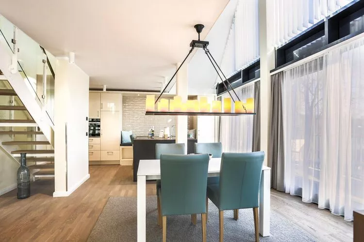 Apartments im MAREMÜRITZ Yachthafen Resort & Spa / Mare Grand Maisonette Suite 3 Personen-Woonkamer